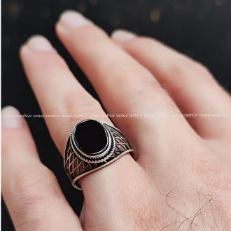 انگشتر نقره مردانه با سنگ بیضی اونیکس و رکاب لوزی