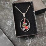 گردنبند دخترانه گل رز قرمز و پروانه - Image 2