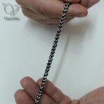 گردنبند استیل مردانه سیاه قلم مکعبی دو رو مدل کارتیر و فلشی کد 9243 - Image 3