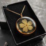 گردنبند رزینی گل طبیعی