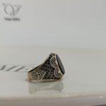 انگشتر نقره مردانه سنگ اونیکس مشکی رکاب قلمکاری شده کد 4992 - Image 2