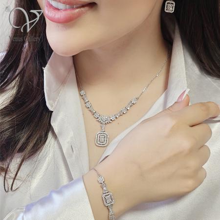 4-11.jpg سرویس نقره جواهری تلفیق مدل امرالدکات و فلاور مناسب عروس کد 6430 - Image 1