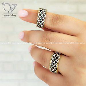 انگشتر-نقره-زنانه-سیاه-قلم-مربعی-طلایی-01.jpg انگشتر نقره زنانه سیاه قلم مربعی طلایی - Image 1