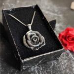 گردنبند گل رز سیاه قلم