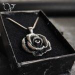 گردنبند گل رز سیاه قلم - Image 2