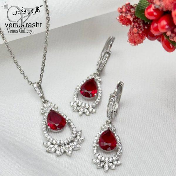 نیم-ست-اشکی.jpg نیم ست نقره سلطنتی نگین رنگی ( قرمز | سبز | سورمه ای ) - Image 1