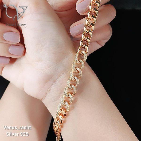 InShot_20230105_165836760-600x600-1.jpg دستبند کارتیر نگین دار طرح جواهر - Image 1