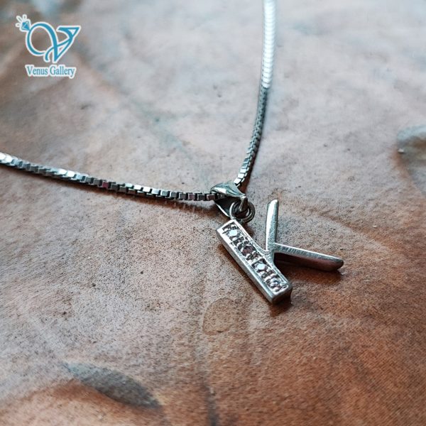 InShot_20230512_205205883-600x600-1.jpg مدال نقره دخترانه حرف کاف kبه انگلیسی - Image 3