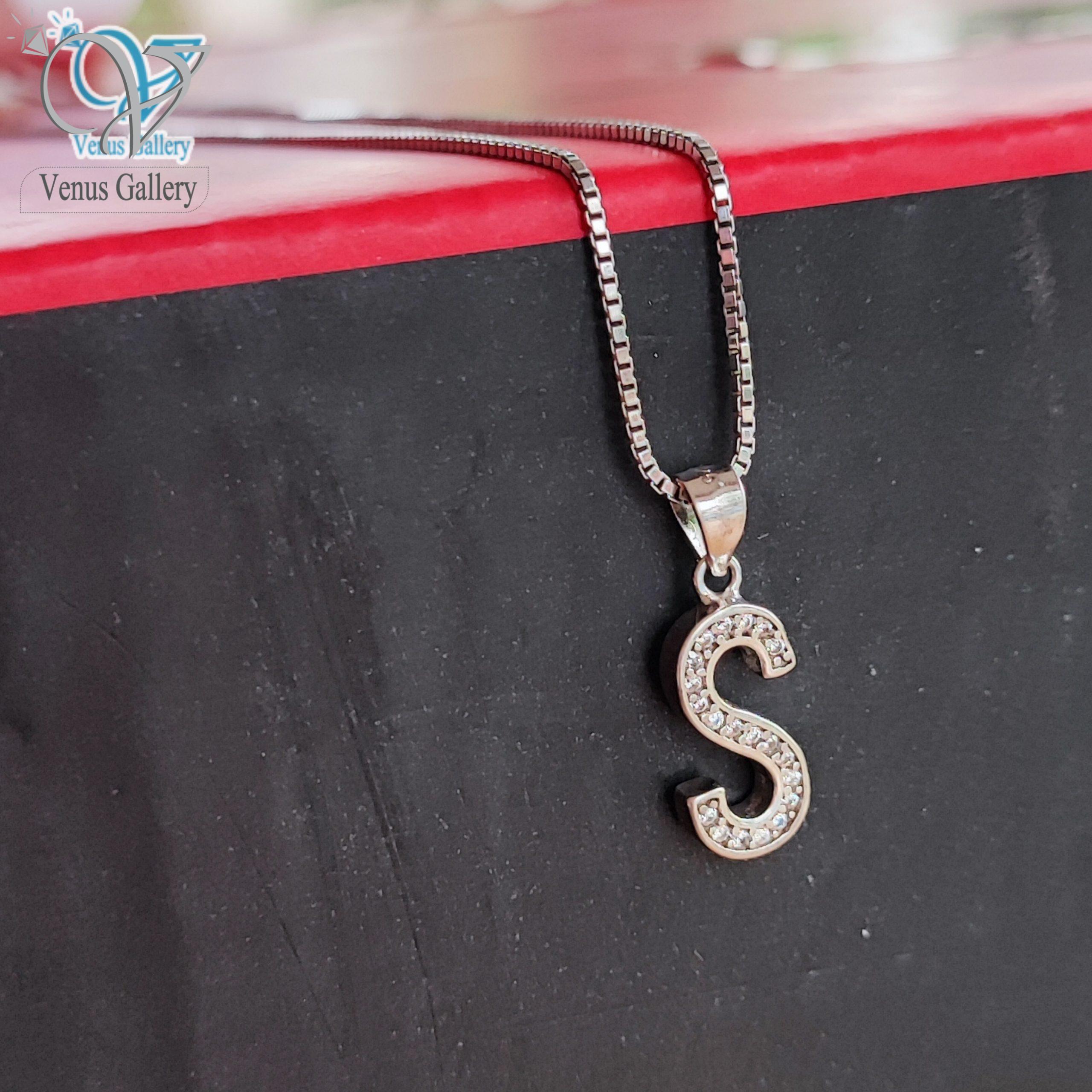 InShot_20230512_205609603-scaled-1.jpg مدال نقره دخترانه حرف اس S به انگلیسی - Image 1