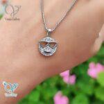 مدال/ پلاک نقره دخترانه طرح استیکر عینکی کد 1667 - Image 2