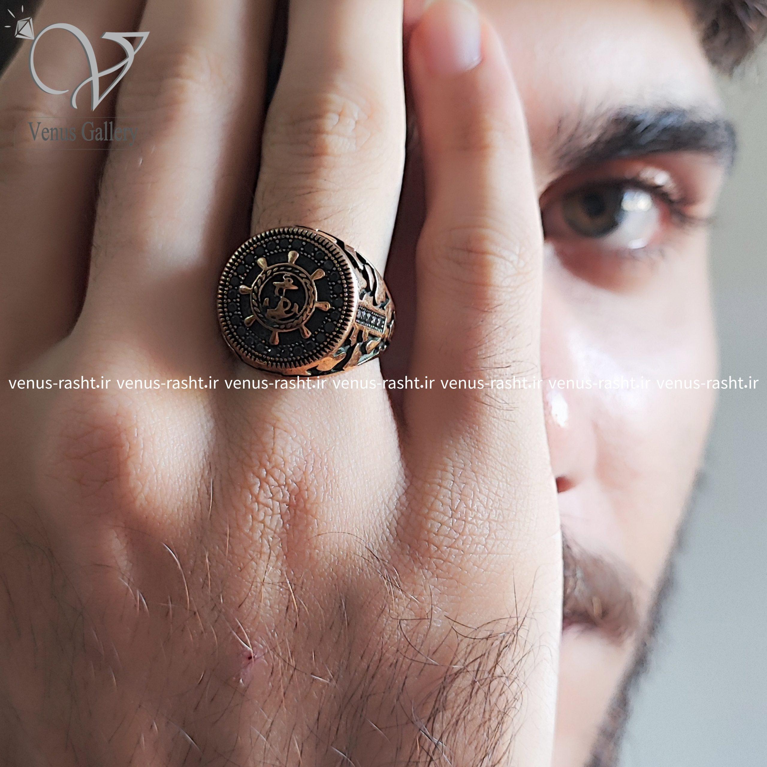 InShot_۲۰۲۳۱۰۰۲_۱۱۳۴۰۸۵۹۷-scaled-1.jpg انگشتر مردانه طلاروس طرح سکان کشتی - Image 1