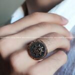 انگشتر مردانه طلاروس طرح سکان کشتی - Image 2