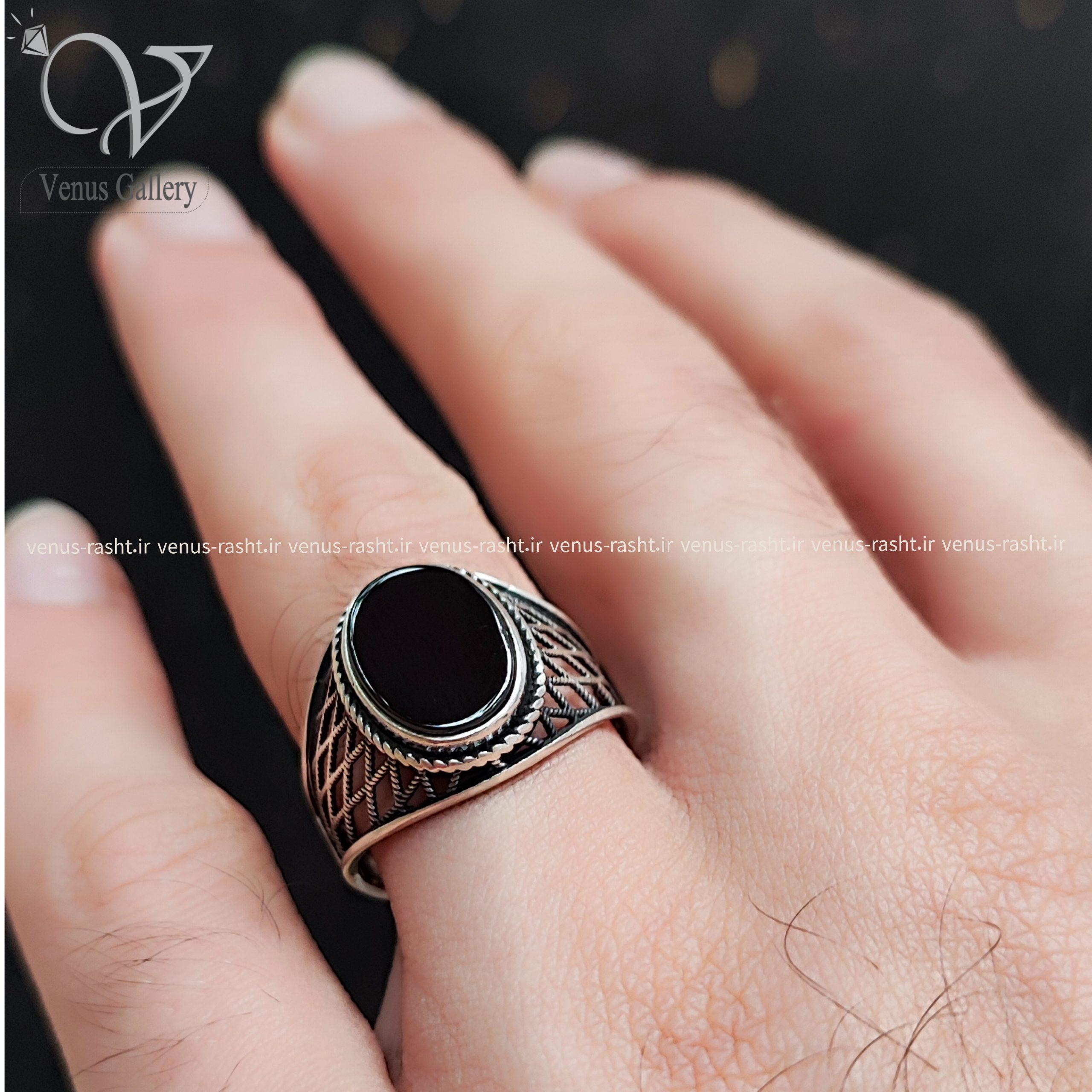 InShot_۲۰۲۳۱۱۱۷_۱۹۱۴۴۲۷۵۴-scaled-1.jpg انگشتر نقره مردانه با سنگ بیضی اونیکس و رکاب لوزی کد 2308 - Image 1