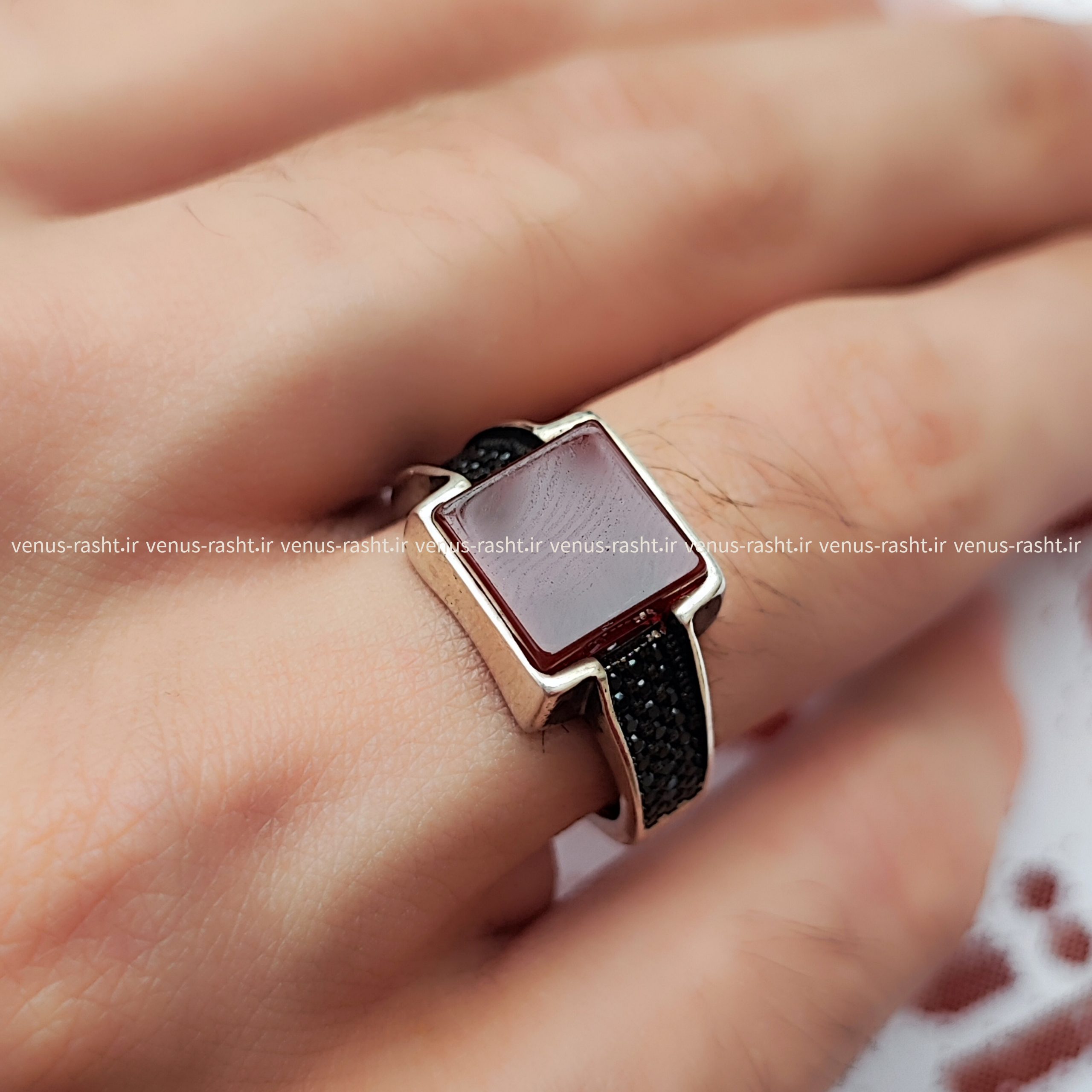 InShot_۲۰۲۳۱۱۱۷_۱۹۳۰۰۵۹۸۷-scaled-1.jpg انگشتر نقره مردانه با سنگ عقیق قهوه ای کد 4506 - Image 2