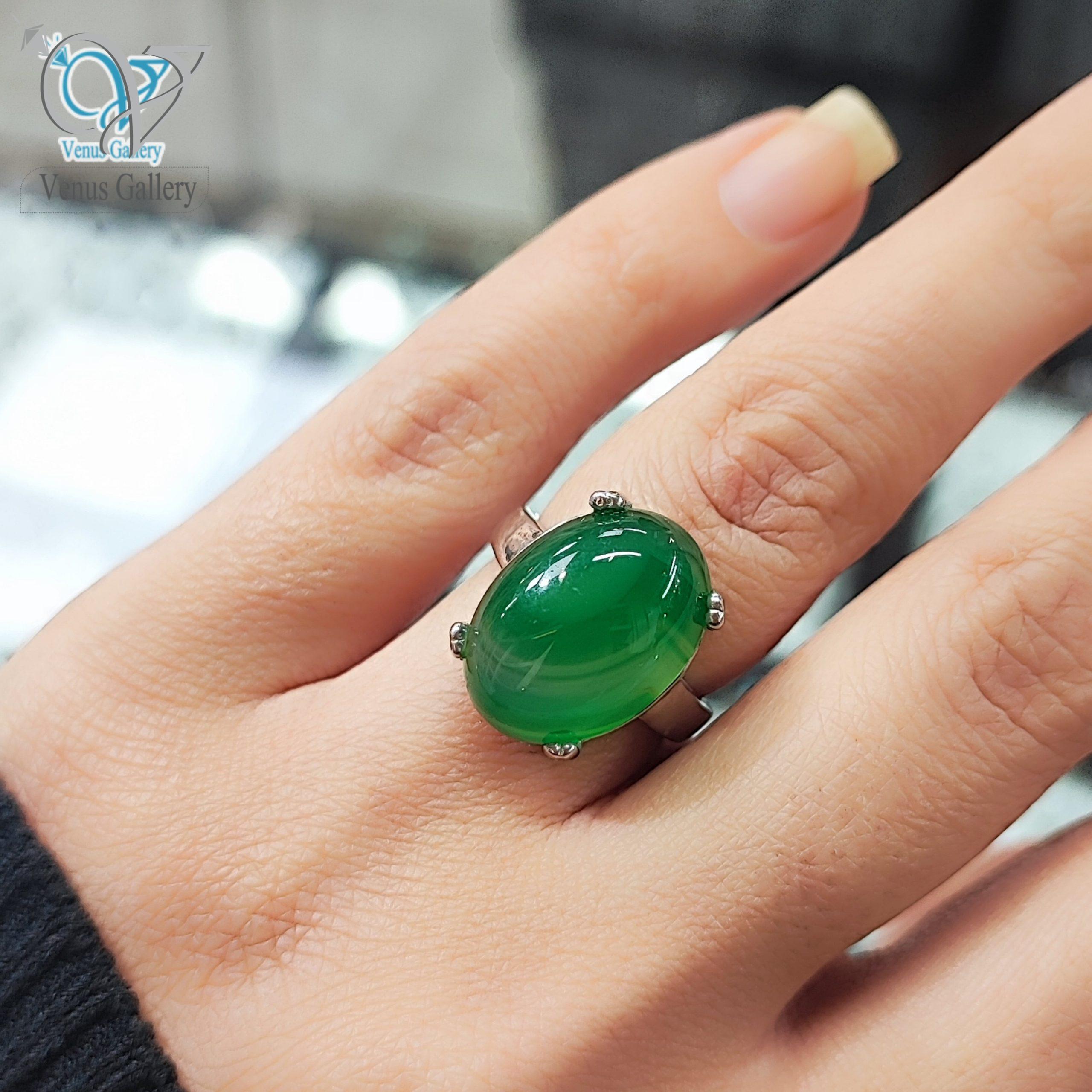 InShot_۲۰۲۴۰۱۰۶_۱۳۴۷۳۴۴۰۴-min-scaled-1.jpg انگشتر نقره زنانه سنگ عقیق سبز - Image 1