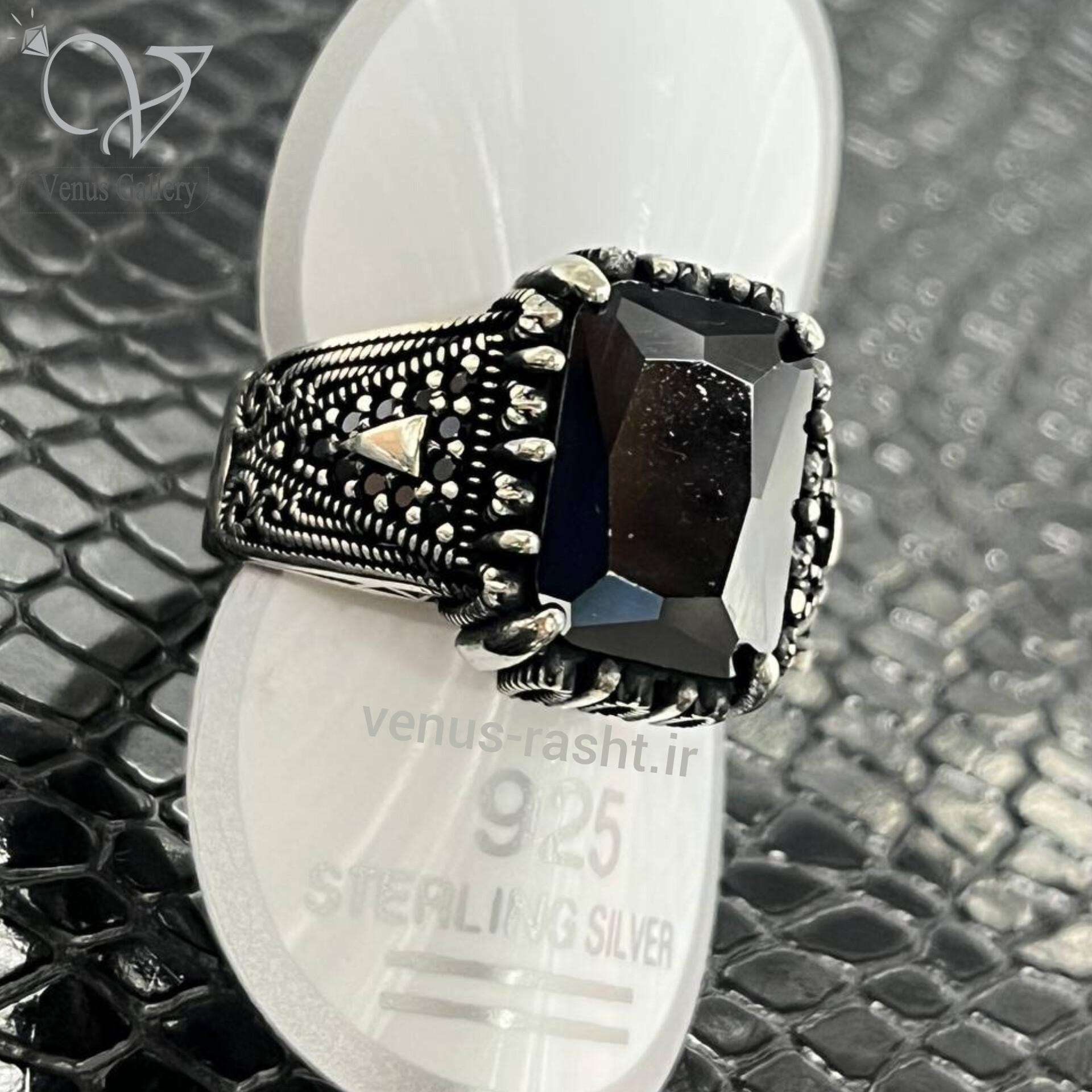 InShot_۲۰۲۴۰۱۱۱_۰۰۱۸۴۰۳۷۲.jpg انگشتر نقره مردانه با سنگ مشکی چند ضلعی کد 4557 - Image 1