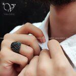 انگشتر نقره مردانه سیاه قلم ترک با نگینهای اتمی مشکی کد 4639 - Image 2