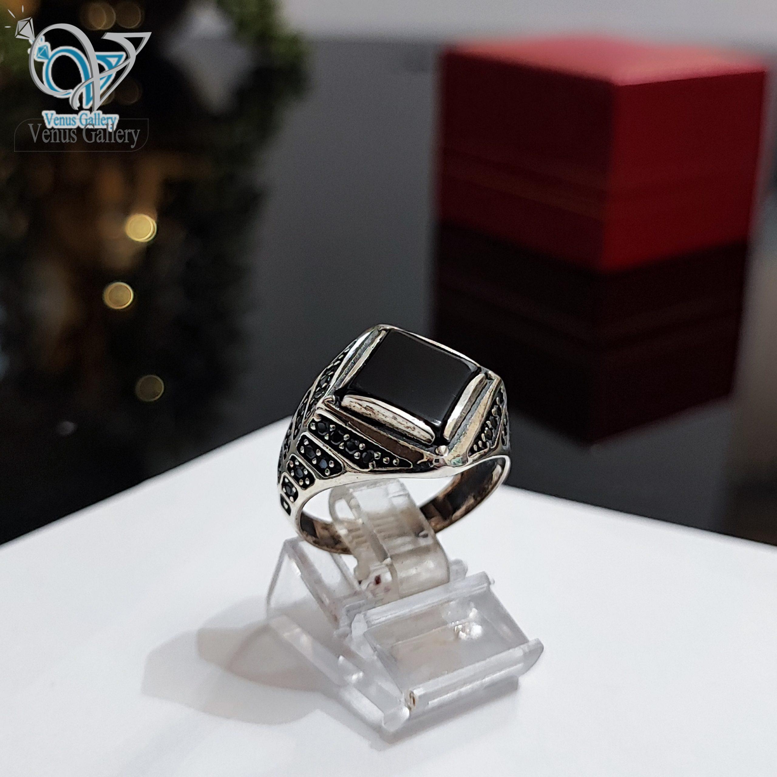 InShot_۲۰۲۴۰۱۲۴_۱۵۱۵۳۸۲۳۵-scaled-1.jpg انگشتر نقره مردانه سنگ اونیکس طرح لوزی کد2971 - Image 1