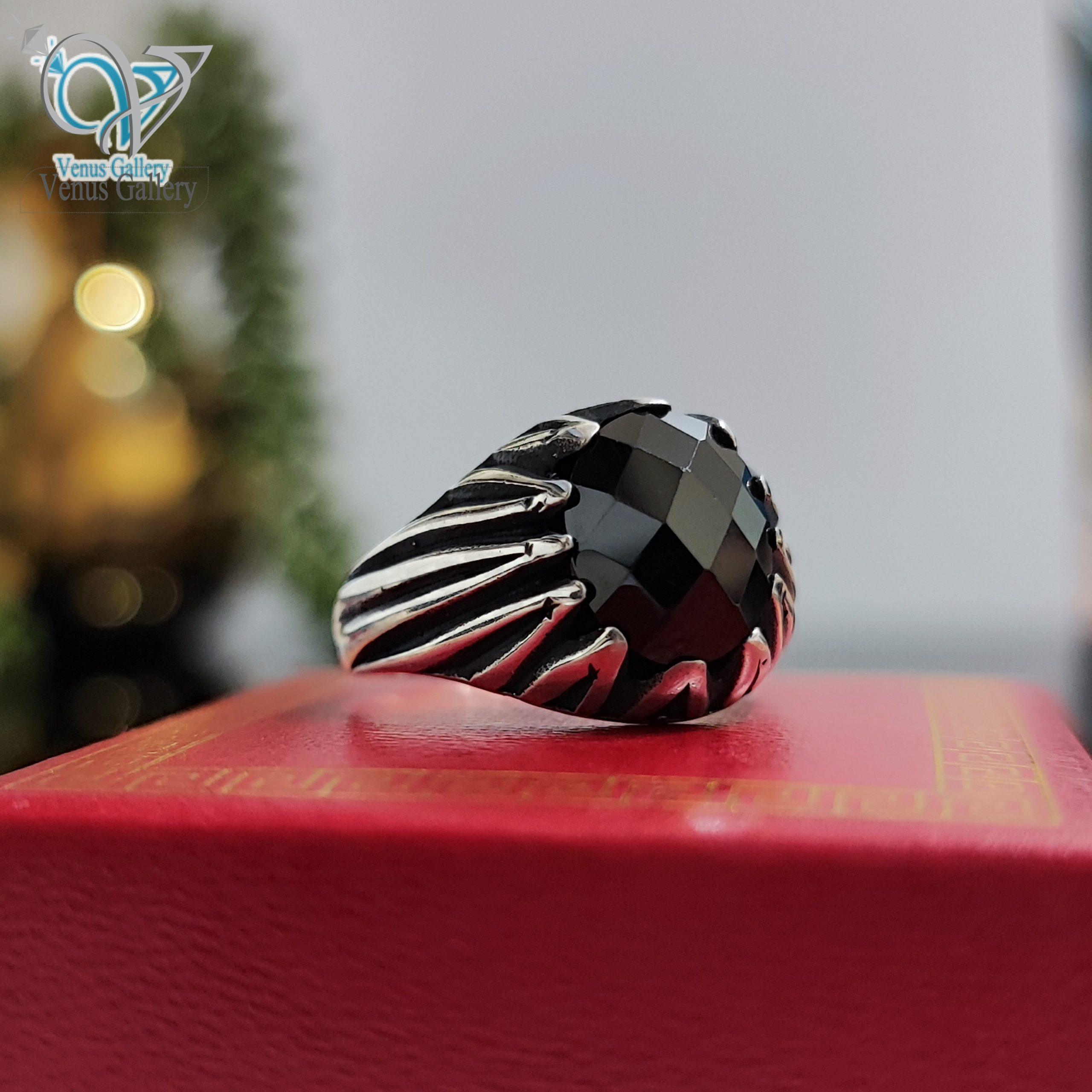 InShot_۲۰۲۴۰۱۲۴_۱۵۲۰۱۹۸۵۲-scaled-1.jpg انگشتر نقره مردانه سنگ مشکی تراش خورده نگین بیضی کد 3224 - Image 1