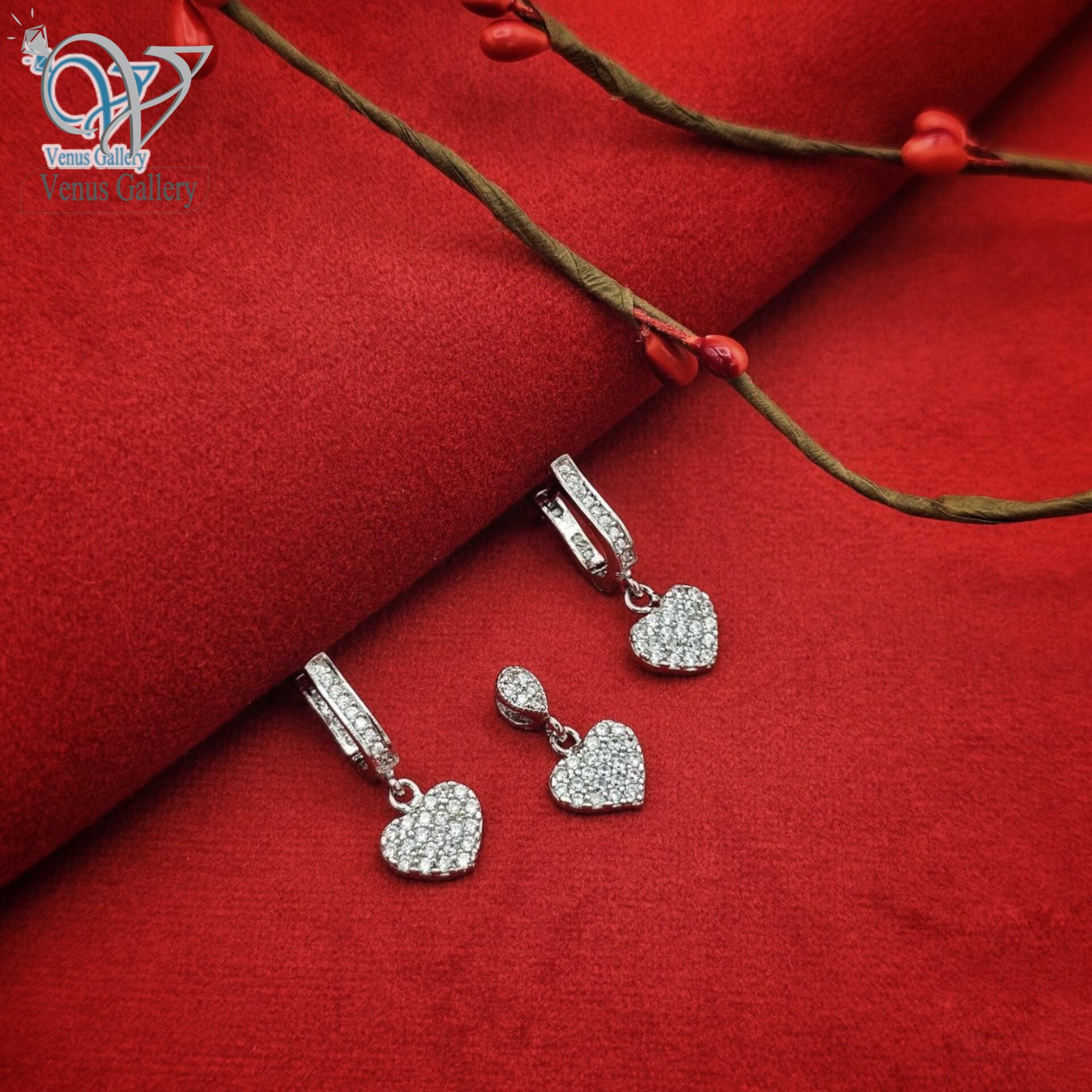 InShot_۲۰۲۴۰۱۳۱_۰۱۲۳۰۴۵۷۵.jpg نیم ست نقره دخترانه طرح قلب پرنگین کد 4916 - Image 1