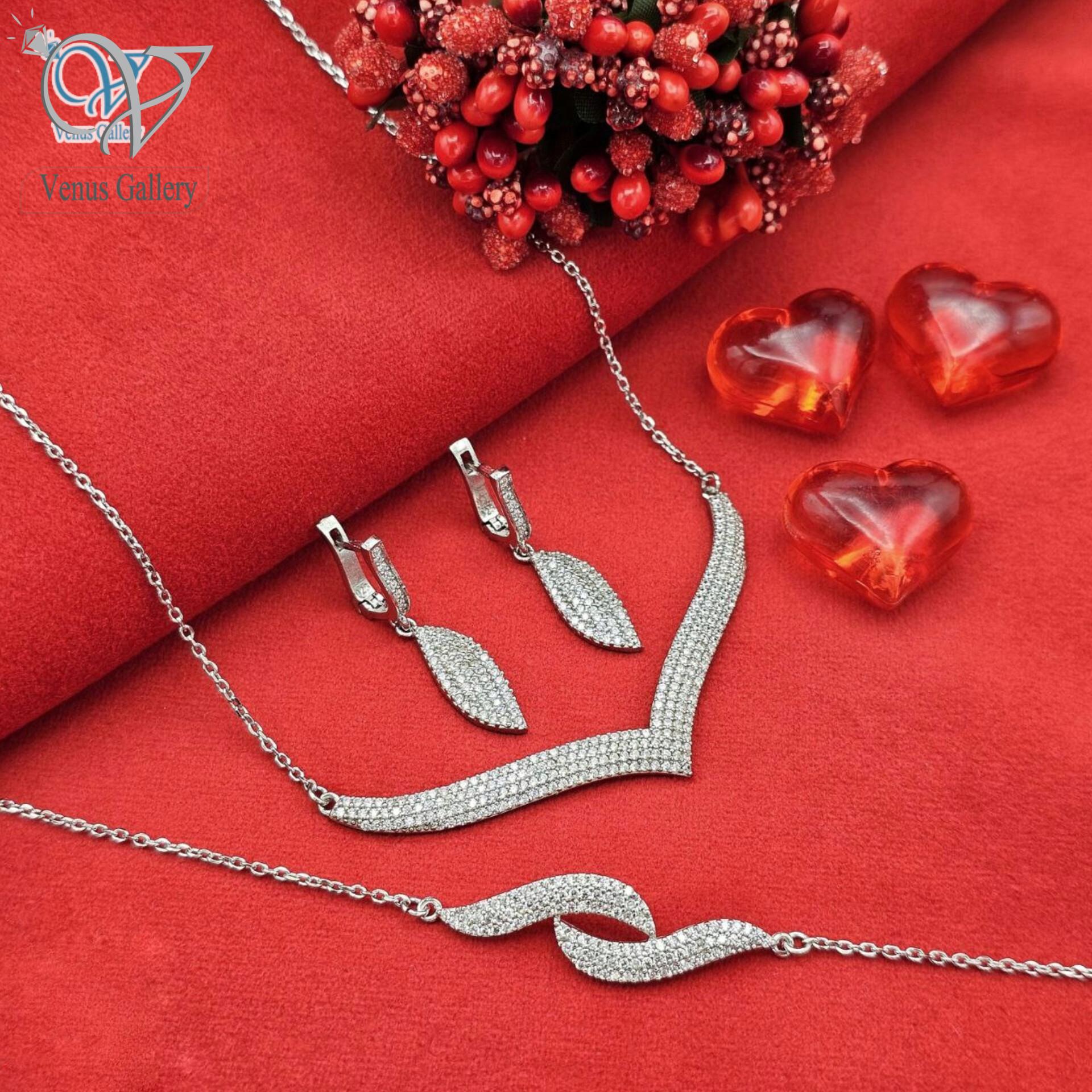 InShot_۲۰۲۴۰۱۳۱_۰۱۲۴۳۴۴۹۴.jpg سرویس نقره عروس ظریف و نگین دار کد 5002 - Image 1