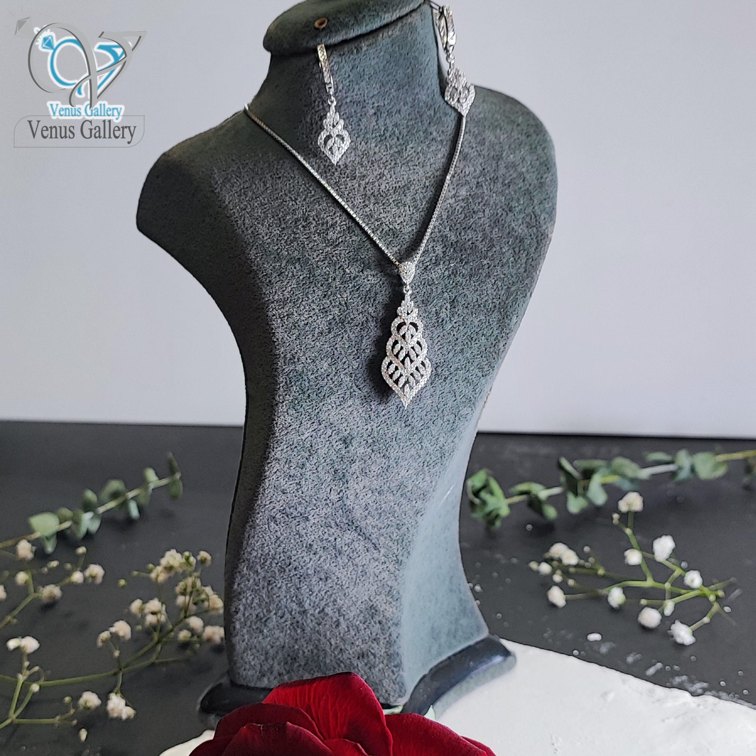 InShot_۲۰۲۴۰۱۳۱_۱۷۱۲۳۶۷۲۱-scaled-1.jpg نیم ست نقره زنانه طرح جواهر - Image 1