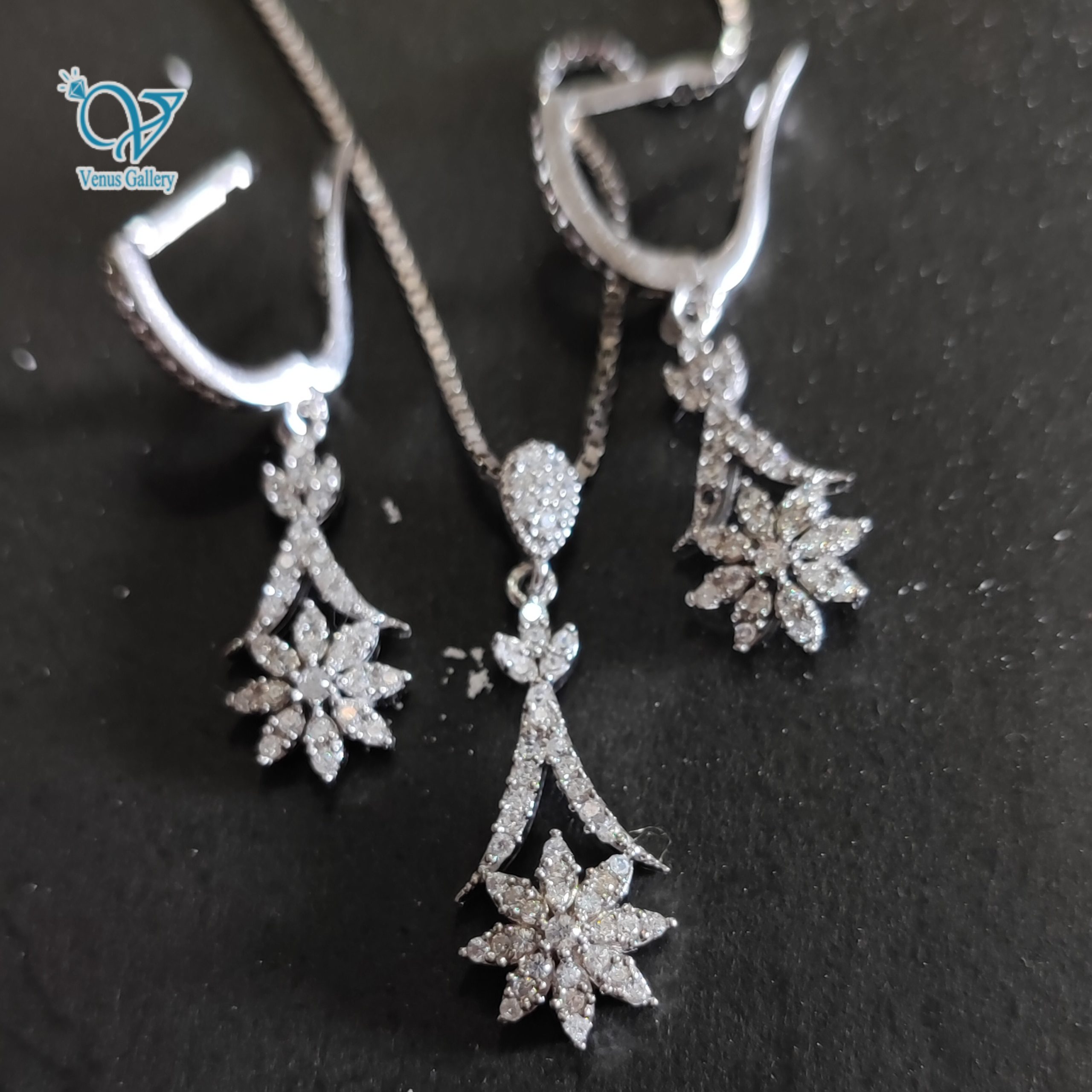 InShot_۲۰۲۴۰۱۳۱_۲۱۳۷۱۷۳۶۸-scaled-1.jpg نیم ست نقره دخترانه طرح جواهر مدل گل کد 5034 - Image 1