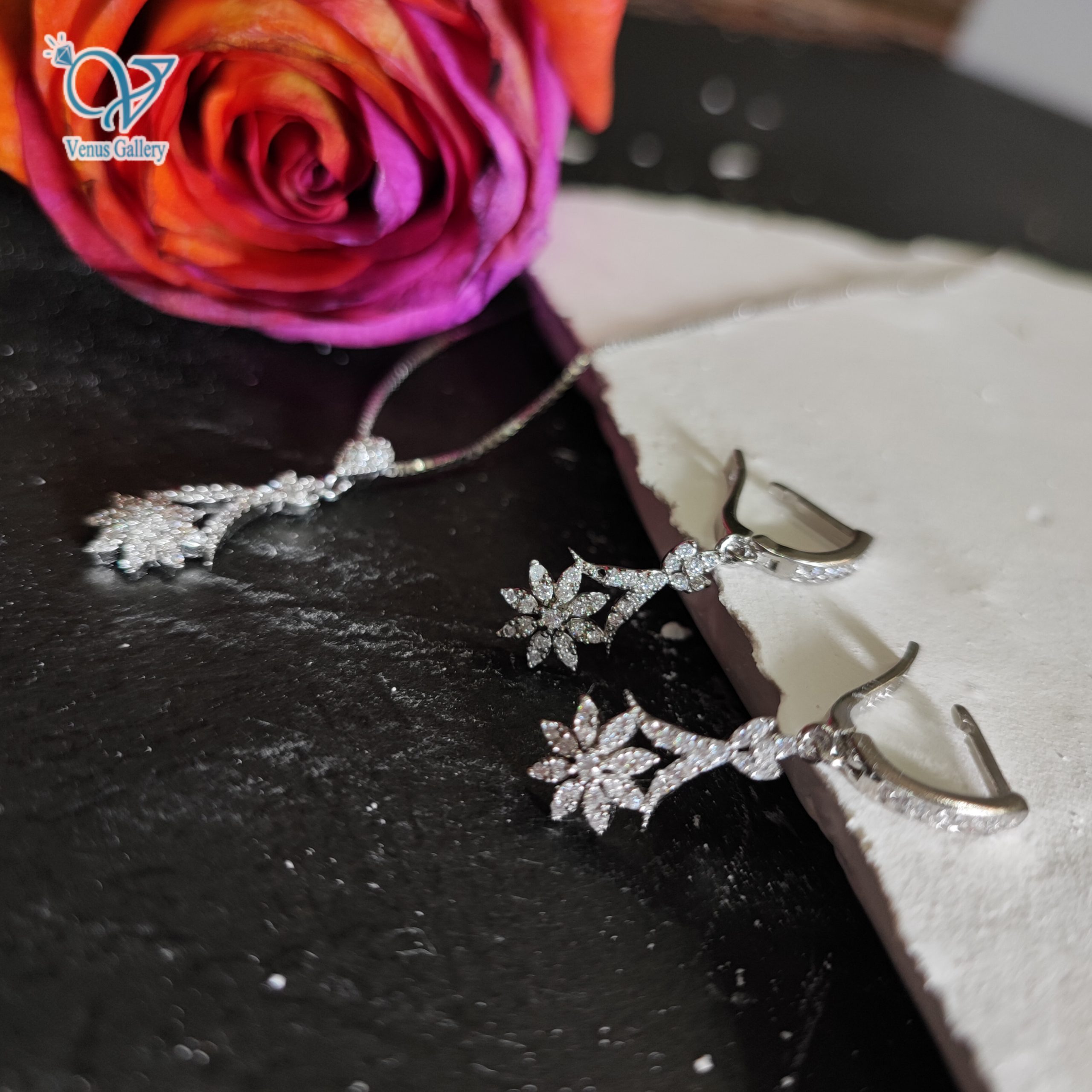 InShot_۲۰۲۴۰۱۳۱_۲۱۳۸۲۲۳۷۹-scaled-1.jpg نیم ست نقره دخترانه طرح جواهر مدل گل کد 5034 - Image 2