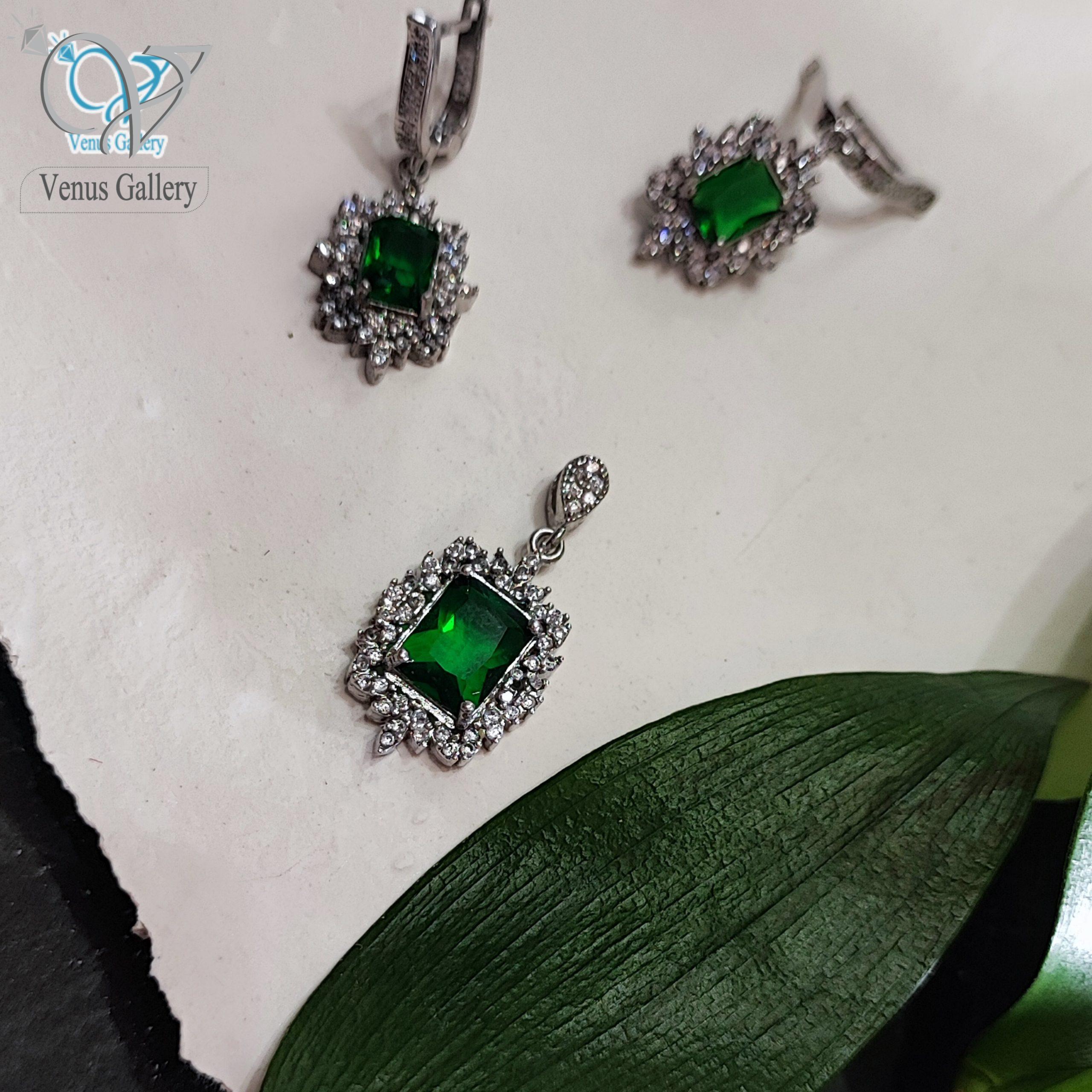 InShot_۲۰۲۴۰۱۳۱_۲۱۴۳۵۸۴۹۲-scaled-1.jpg نیم ست نقره زنانه نگین سبز - Image 1