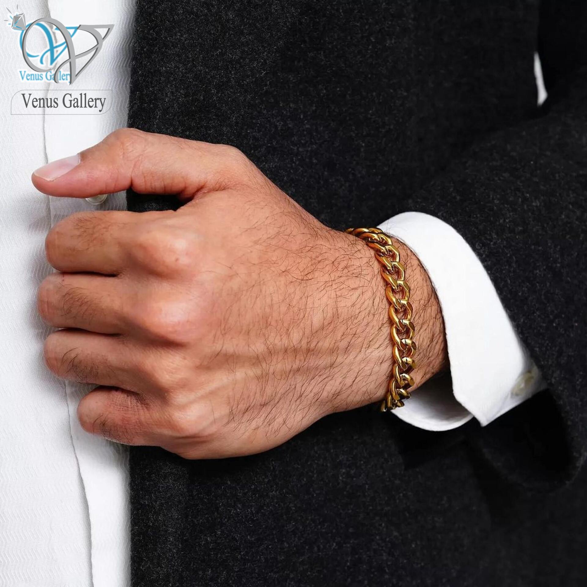 InShot_۲۰۲۴۰۱۳۱_۲۳۴۰۵۶۶۸۹.jpg دستبند کارتیر مردانه استیل طلایی - Image 1