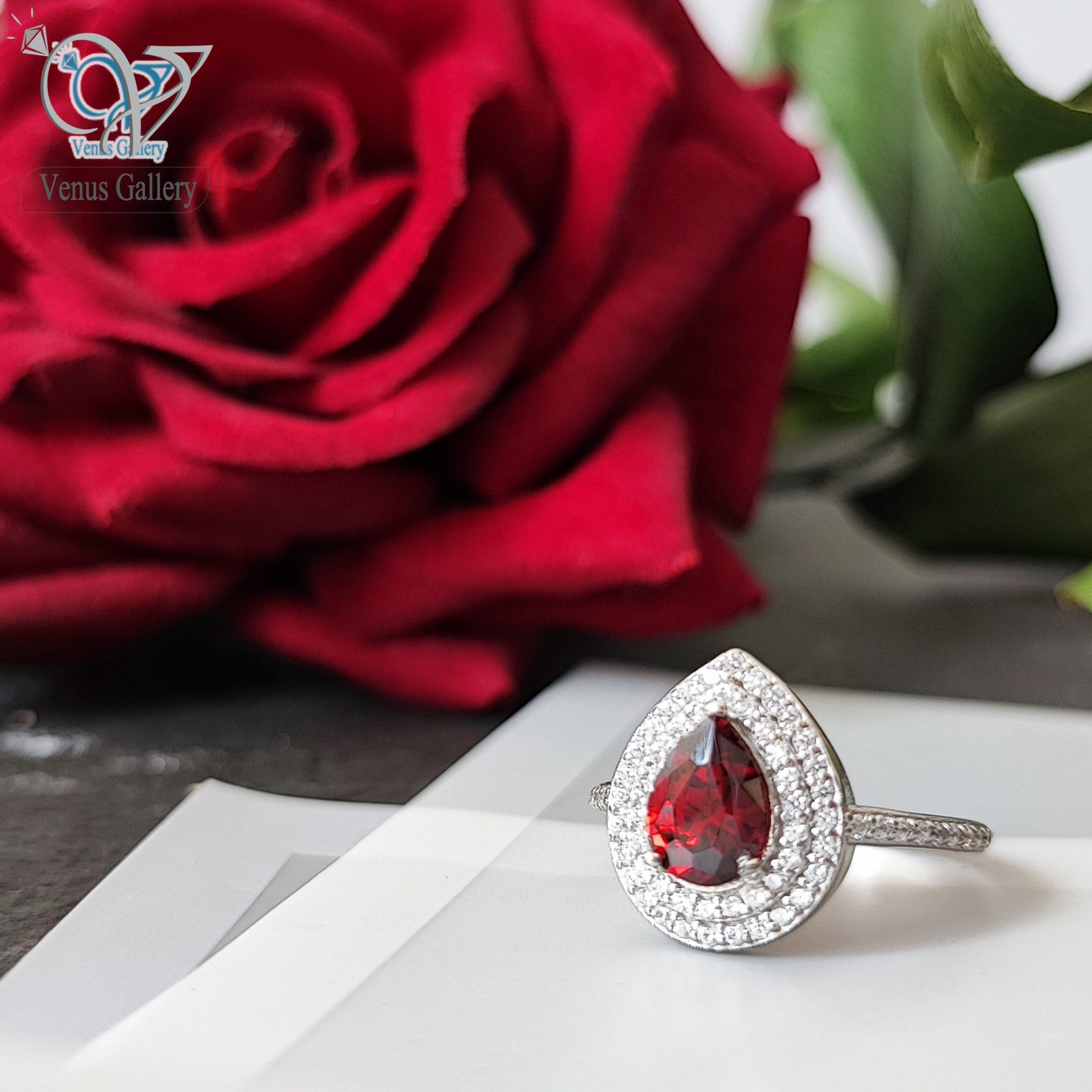 InShot_۲۰۲۴۰۲۱۳_۰۰۰۸۰۴۹۵۳-scaled-1.jpg انگشتر نقره زنانه طرح جواهر مدل اشکی سنگ قرمز کد5258 - Image 1