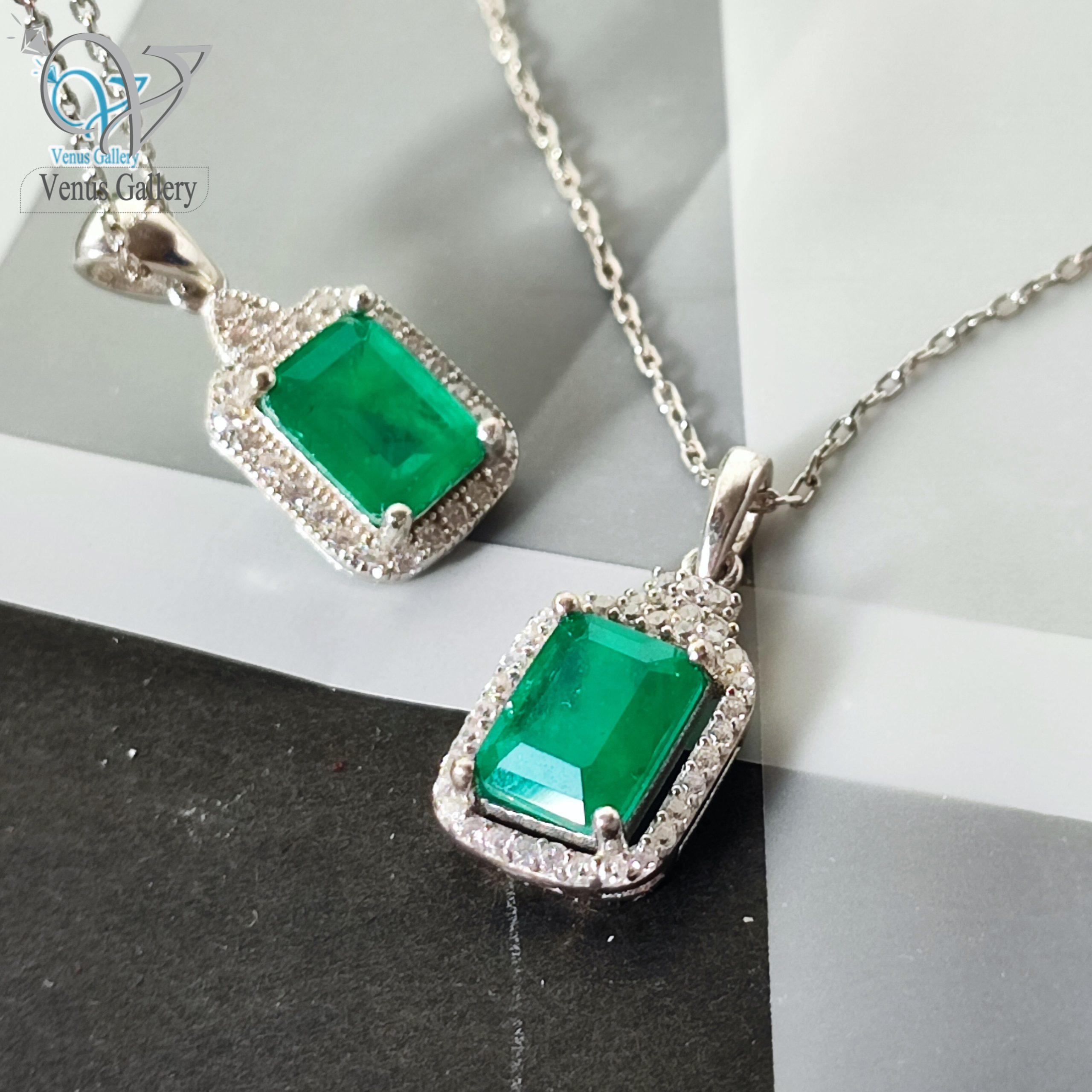 InShot_۲۰۲۴۰۲۱۴_۰۰۲۴۱۴۲۲۸-scaled-1.jpg مدال نقره طرح جواهر نگین سبز کد 3041 - Image 1