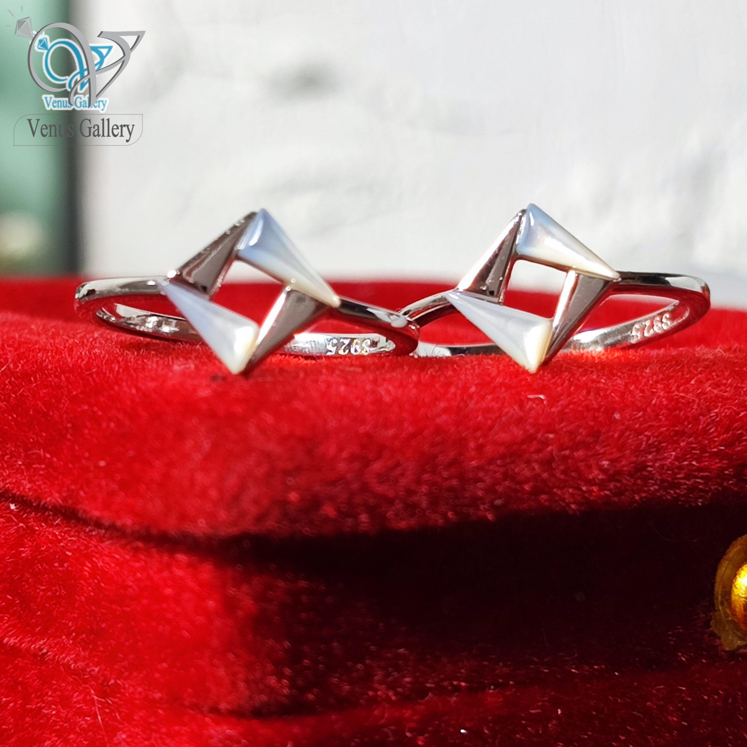 InShot_۲۰۲۴۰۲۱۴_۰۰۴۳۴۱۴۸۶-scaled-1.jpg انگشتر نقره ظریف دخترونه نگین صدفی کد 3054 - Image 1