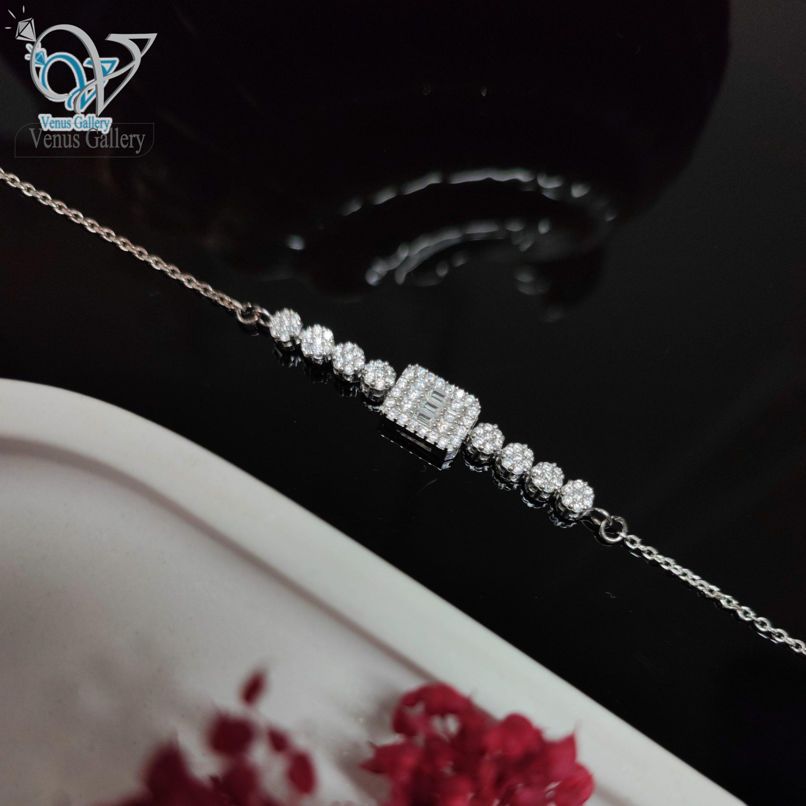 InShot_۲۰۲۴۰۲۲۷_۱۸۰۵۱۹۱۰۷-scaled-1.jpg دستبند نقره زنانه ترکیب فلاور و امرالدکات طرح طلا کد 3273 - Image 1