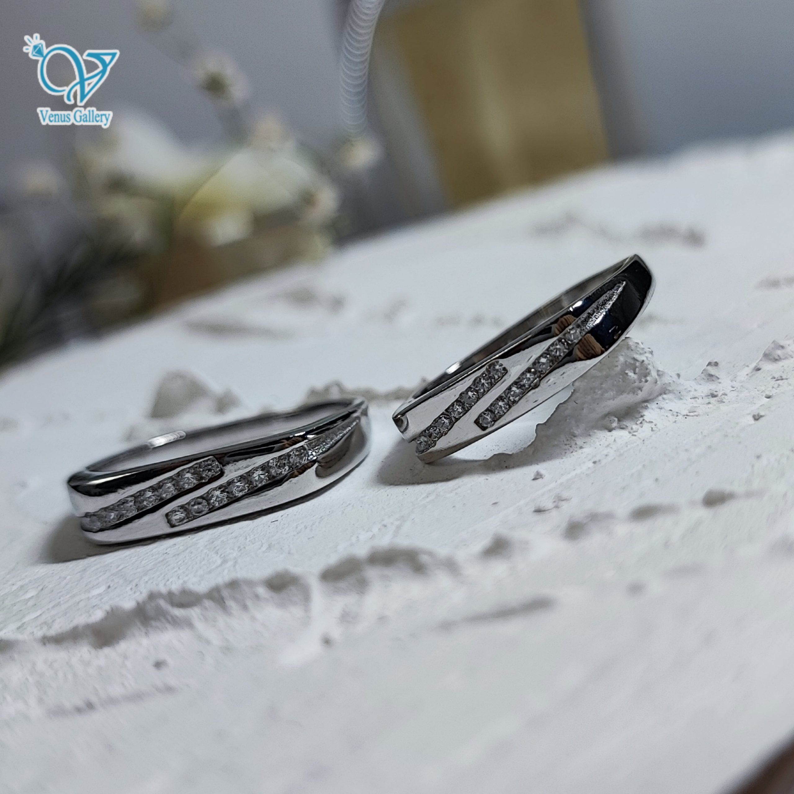 InShot_۲۰۲۴۰۲۲۹_۲۳۲۷۲۴۲۱۳-min-scaled-1.jpg حلقه ست نقره طرح طلا سفید کد 5884 - Image 3