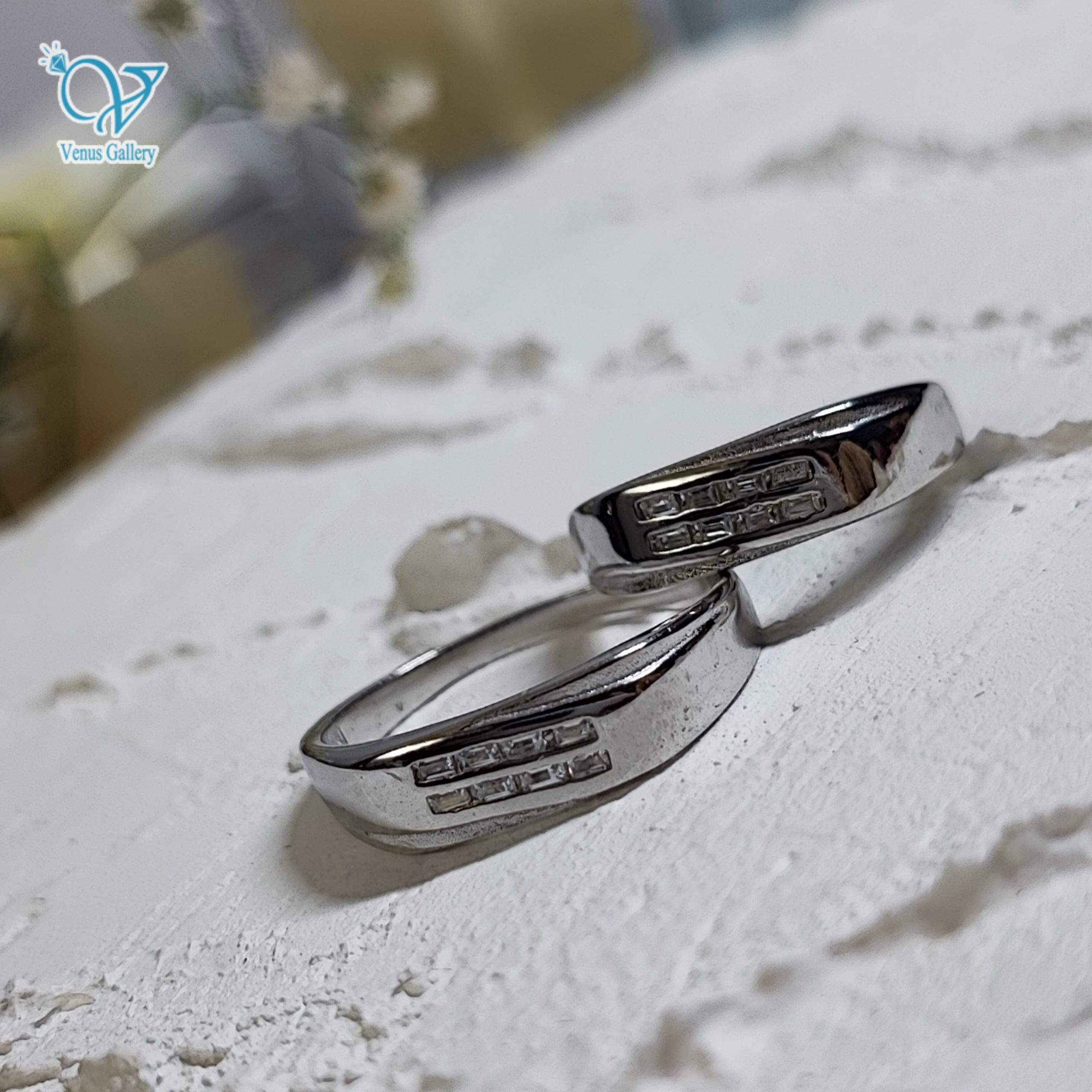 InShot_۲۰۲۴۰۲۲۹_۲۳۴۱۰۵۴۴۲-min-scaled-1.jpg حلقه ست نقره نگین باگت کج راه کد 5926 - Image 2