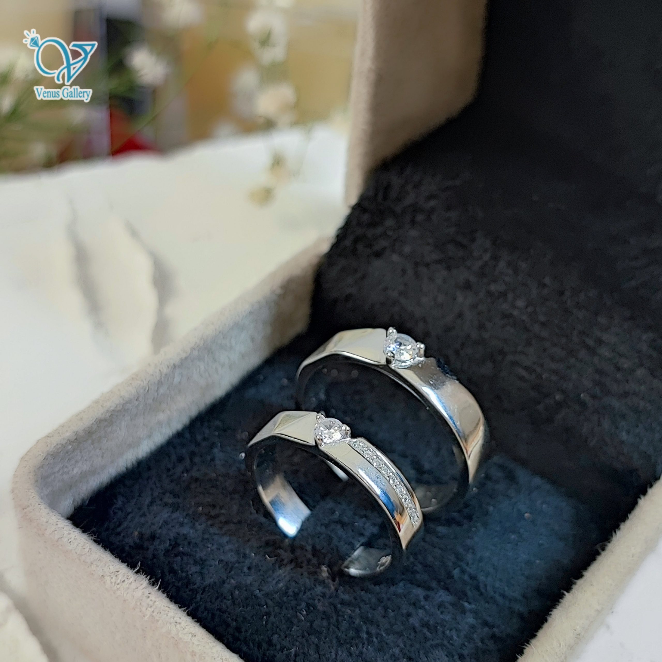 InShot_۲۰۲۴۰۳۰۳_۰۲۲۱۳۹۵۷۳-min-scaled-1.jpg حلقه ست نقره ساده تک نگین جدید کد 5915 - Image 2