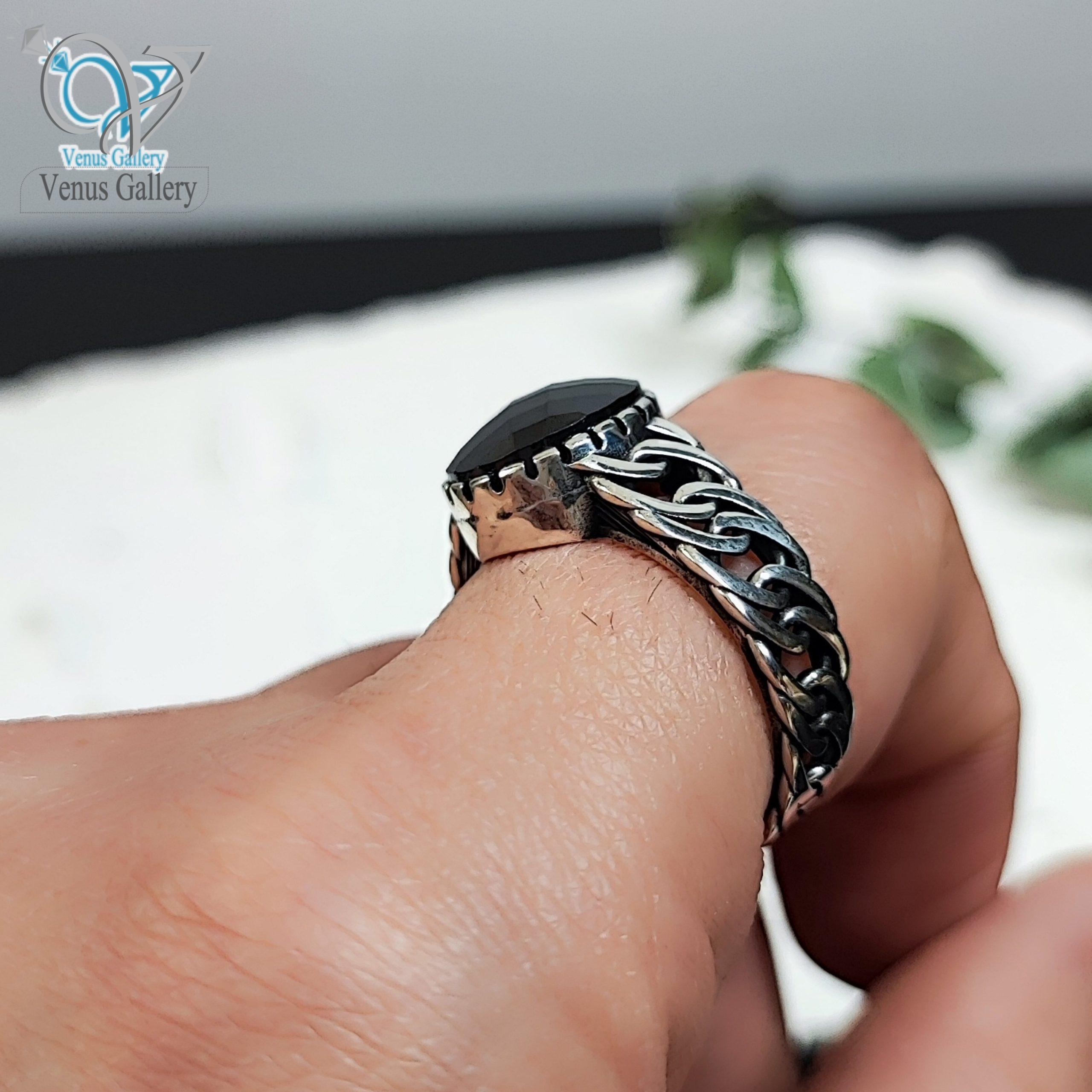 InShot_۲۰۲۴۰۳۱۸_۰۱۱۳۴۹۶۱۵-min-scaled-1.jpg انگشتر نقره مردانه مدل کارتیه با نگین عقیق مشکی - Image 1