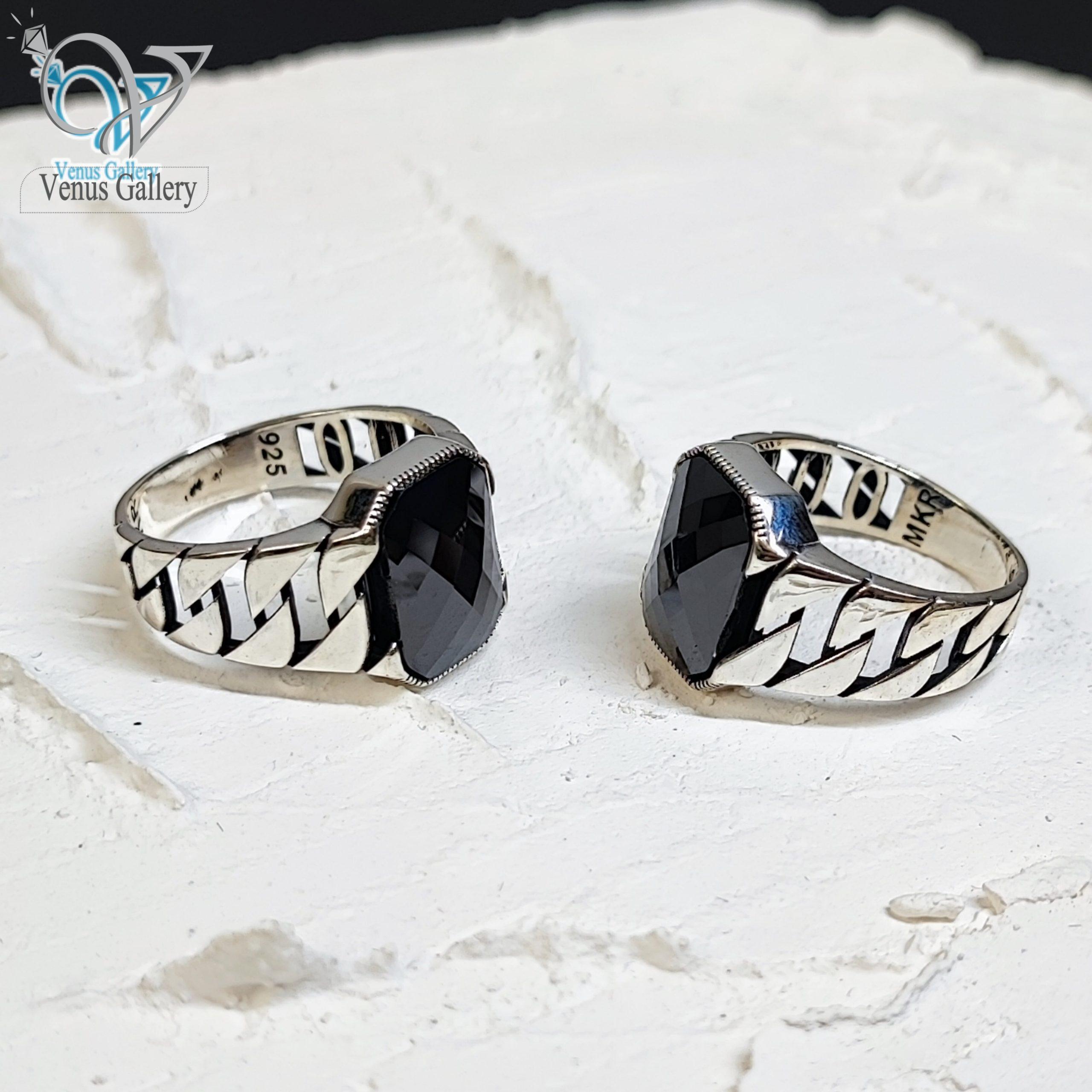 InShot_۲۰۲۴۰۳۱۹_۰۰۱۹۵۱۵۰۴-min-scaled-1.jpg انگشتر نقره مردانه مدل کارتیه سنگ اونیکس سیاه چند وجهی - Image 1