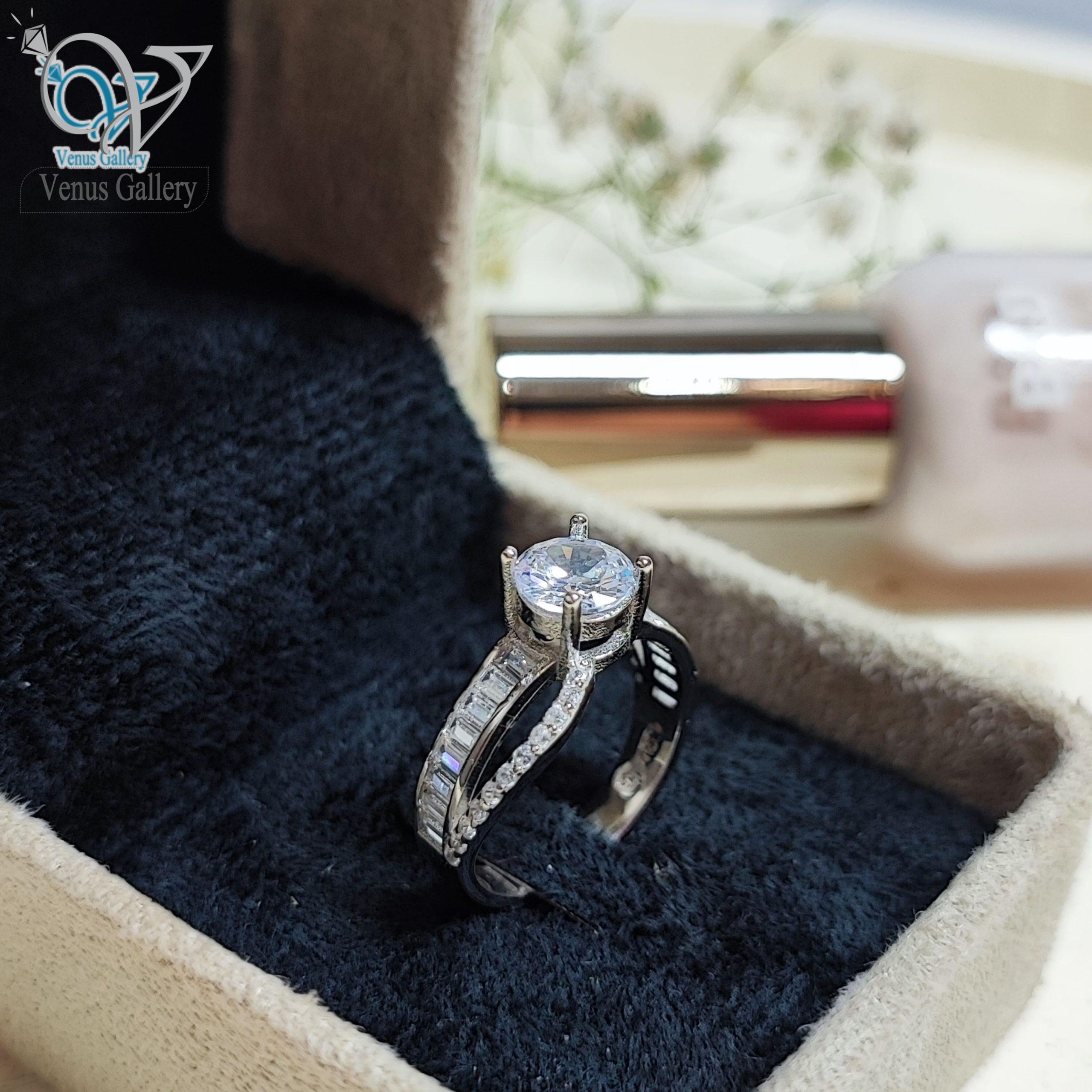 InShot_۲۰۲۴۰۳۲۲_۰۰۵۷۳۰۵۱۸-min-scaled-1.jpg انگشتر تک نگین نقره جواهری طرح طلاسفید کد 3828 - Image 1