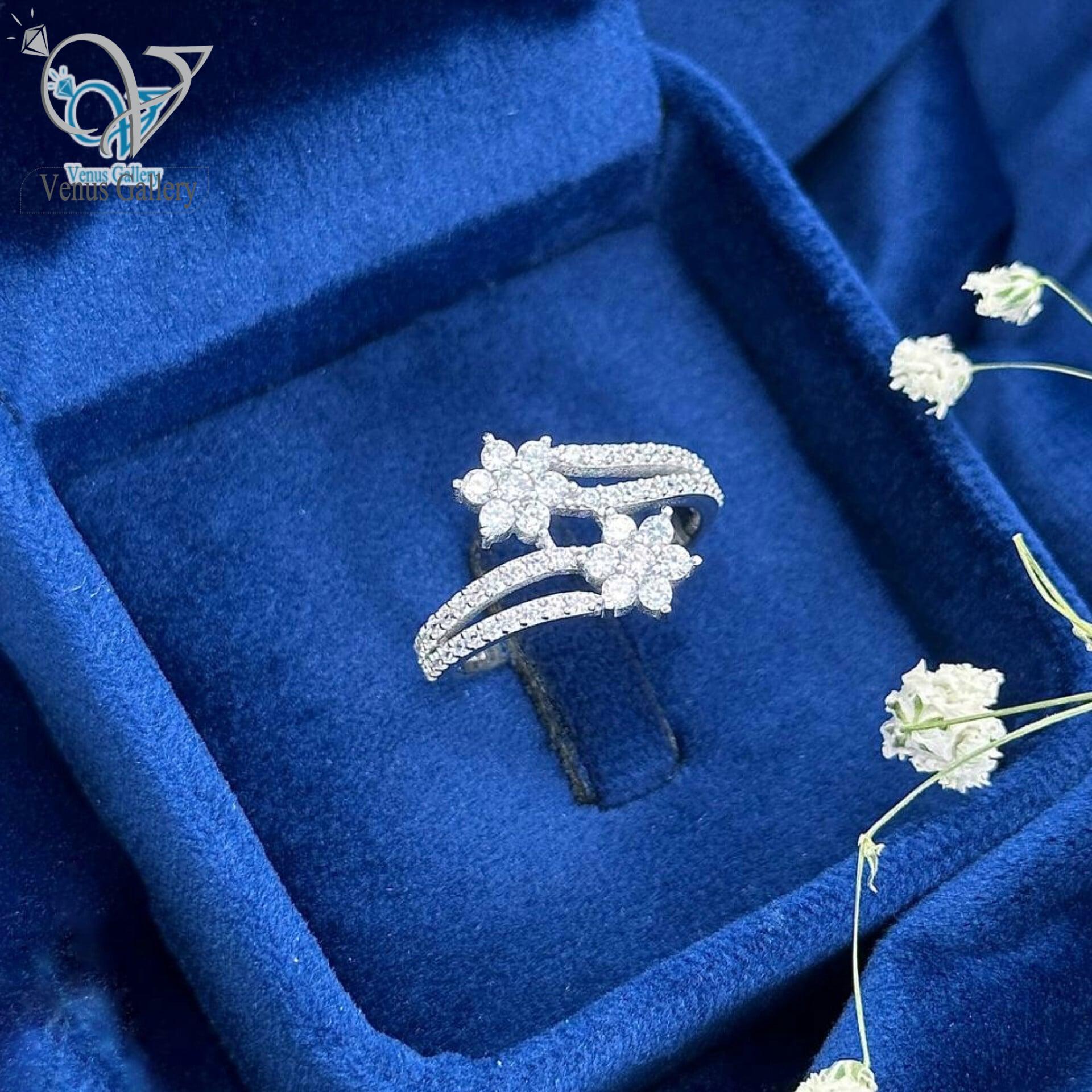 InShot_۲۰۲۴۰۳۲۲_۰۲۱۱۳۸۷۹۱-min.jpg انگشتر نقره دخترانه فلاور طرح گل جواهری کد 4072 - Image 1