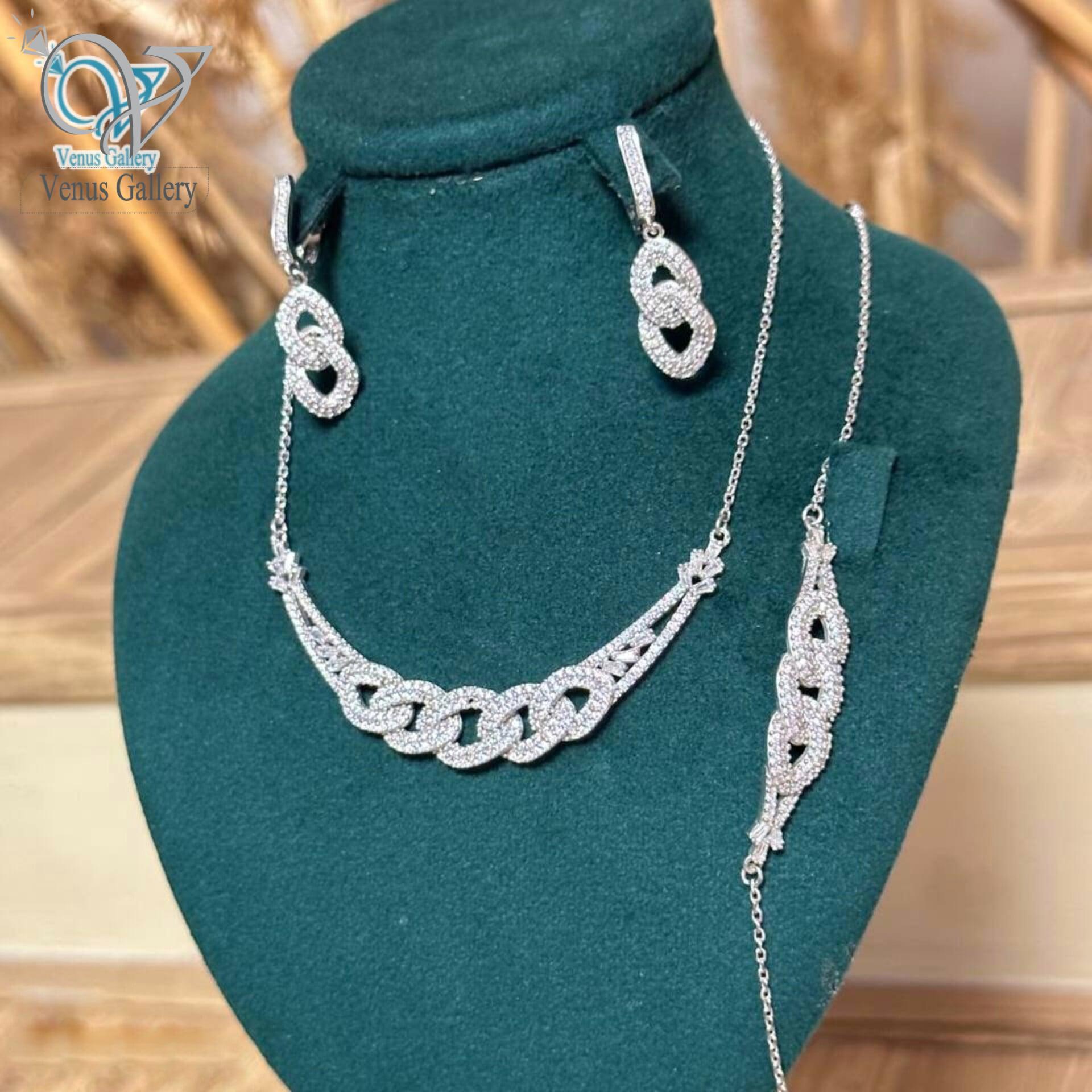 InShot_۲۰۲۴۰۳۲۲_۰۲۱۴۲۶۸۶۲-min.jpg سرویس نقره جواهری عروس طرح کارتیه زنجیری ظریف کد 3517 - Image 1