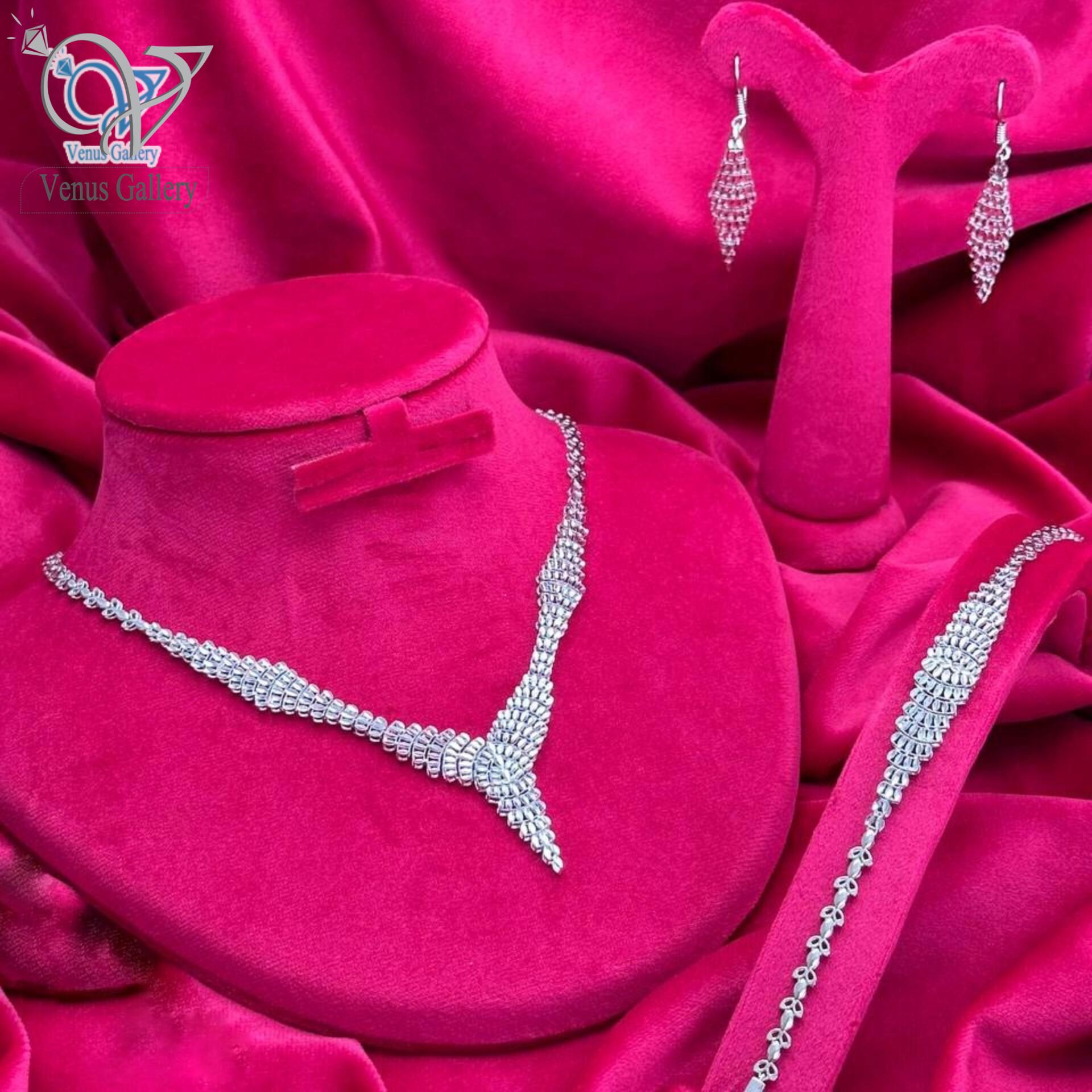 InShot_۲۰۲۴۰۳۲۲_۰۲۱۵۰۶۲۹۹.jpg سرویس نقره تمام تراش عروس طرح طلا سفید کد 5747 - Image 1