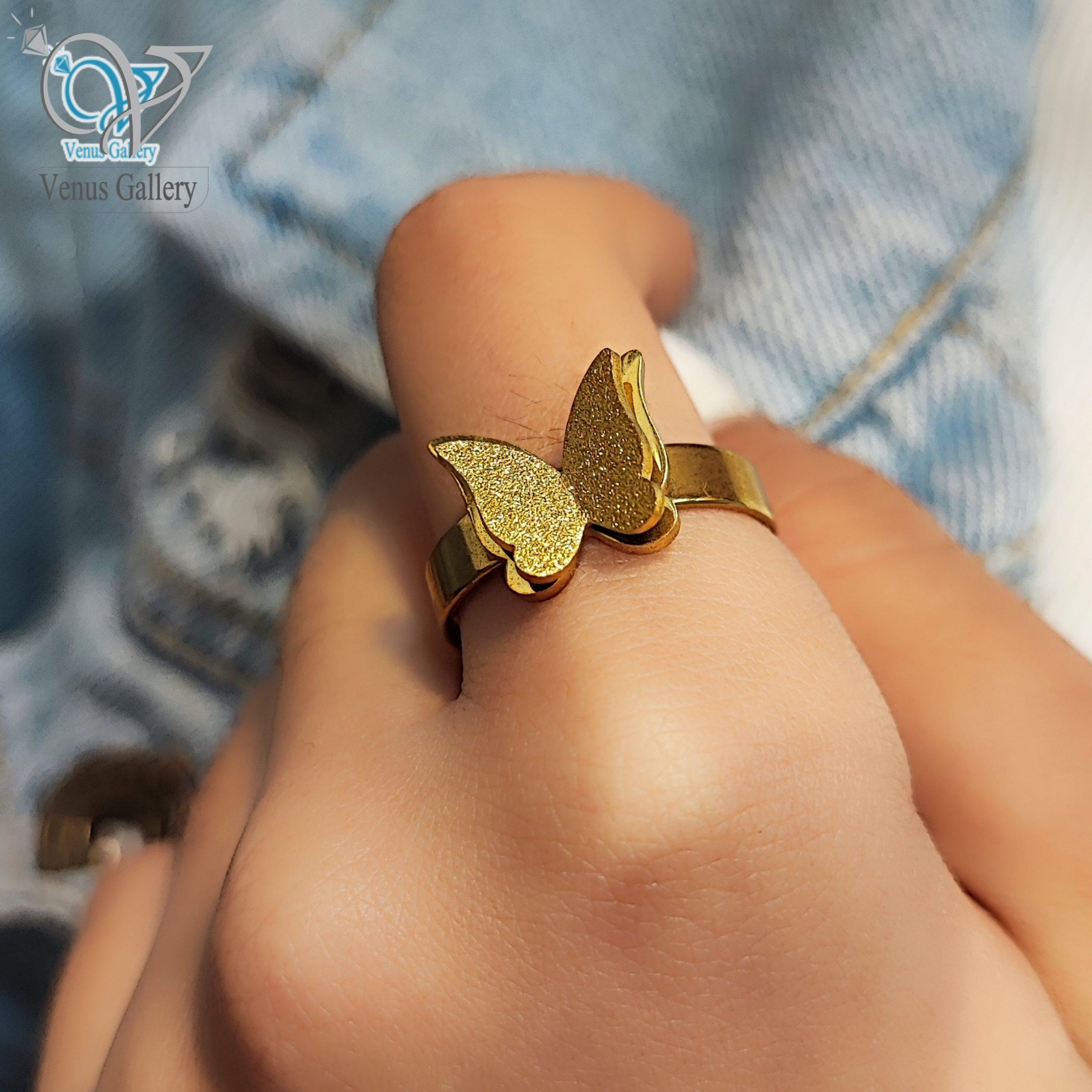 InShot_۲۰۲۴۰۳۲۴_۲۰۱۶۴۳۶۴۸-min-scaled-1.jpg انگشتر استیل پروانه طلایی مدل شن پاش - Image 1