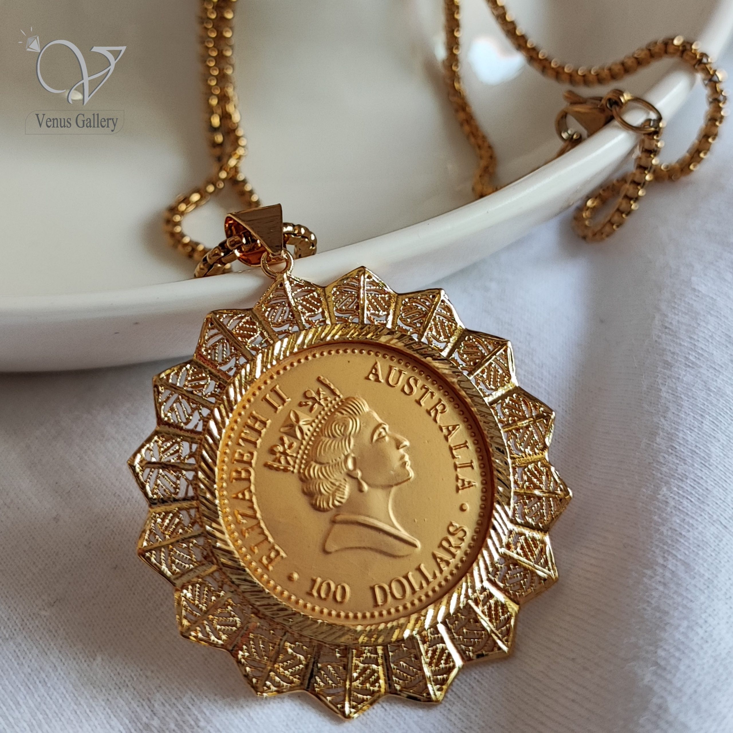 InShot_۲۰۲۴۰۴۲۹_۱۸۵۸۱۰۶۵۳-min-scaled-1.jpg پلاک (مدال) ملکه الیزابت رنگ طلایی - Image 1