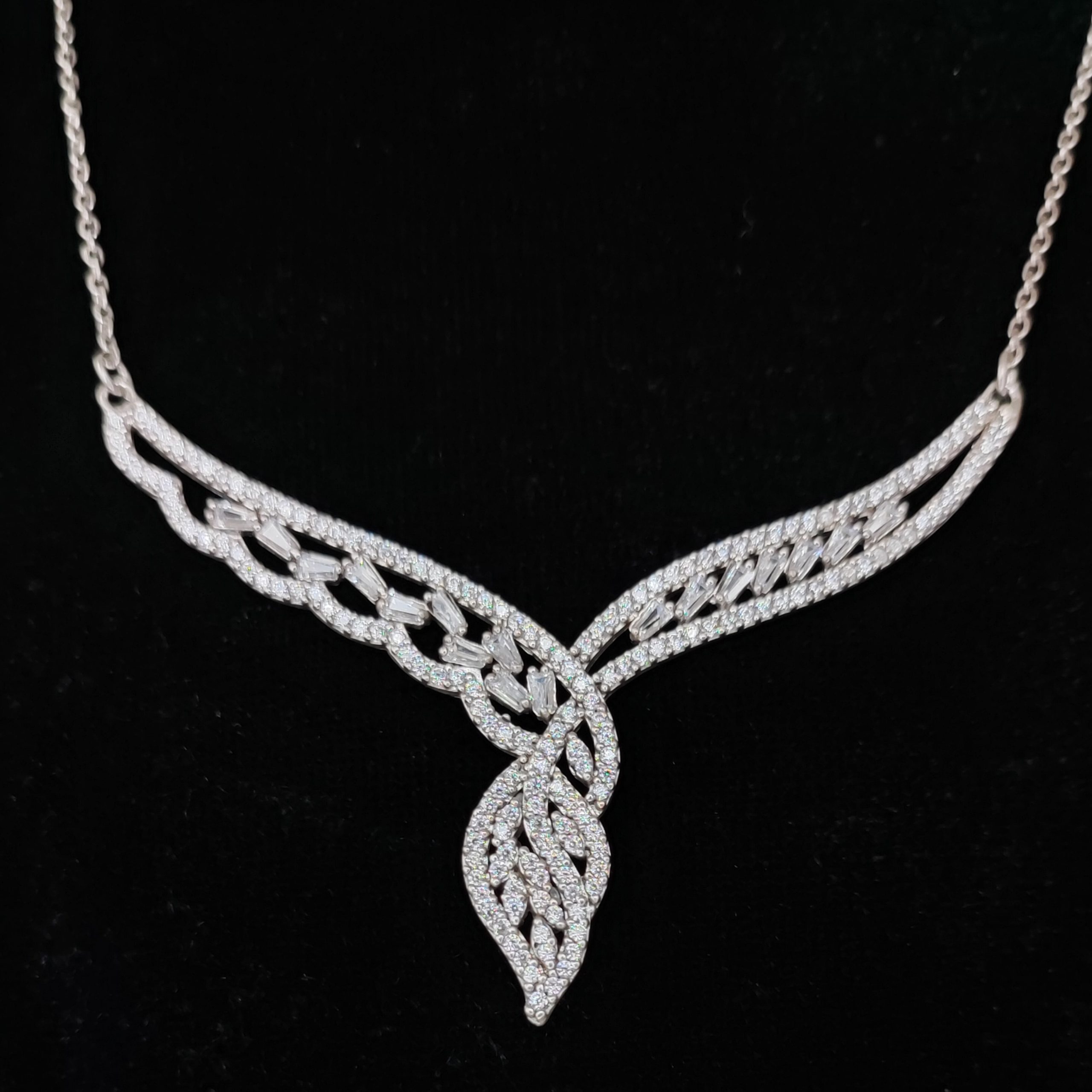 InShot_۲۰۲۴۰۷۰۳_۲۱۴۰۵۸۰۹۸-min-scaled-1.jpg سرویس نقره جواهری زنجیری ظریف - Image 1