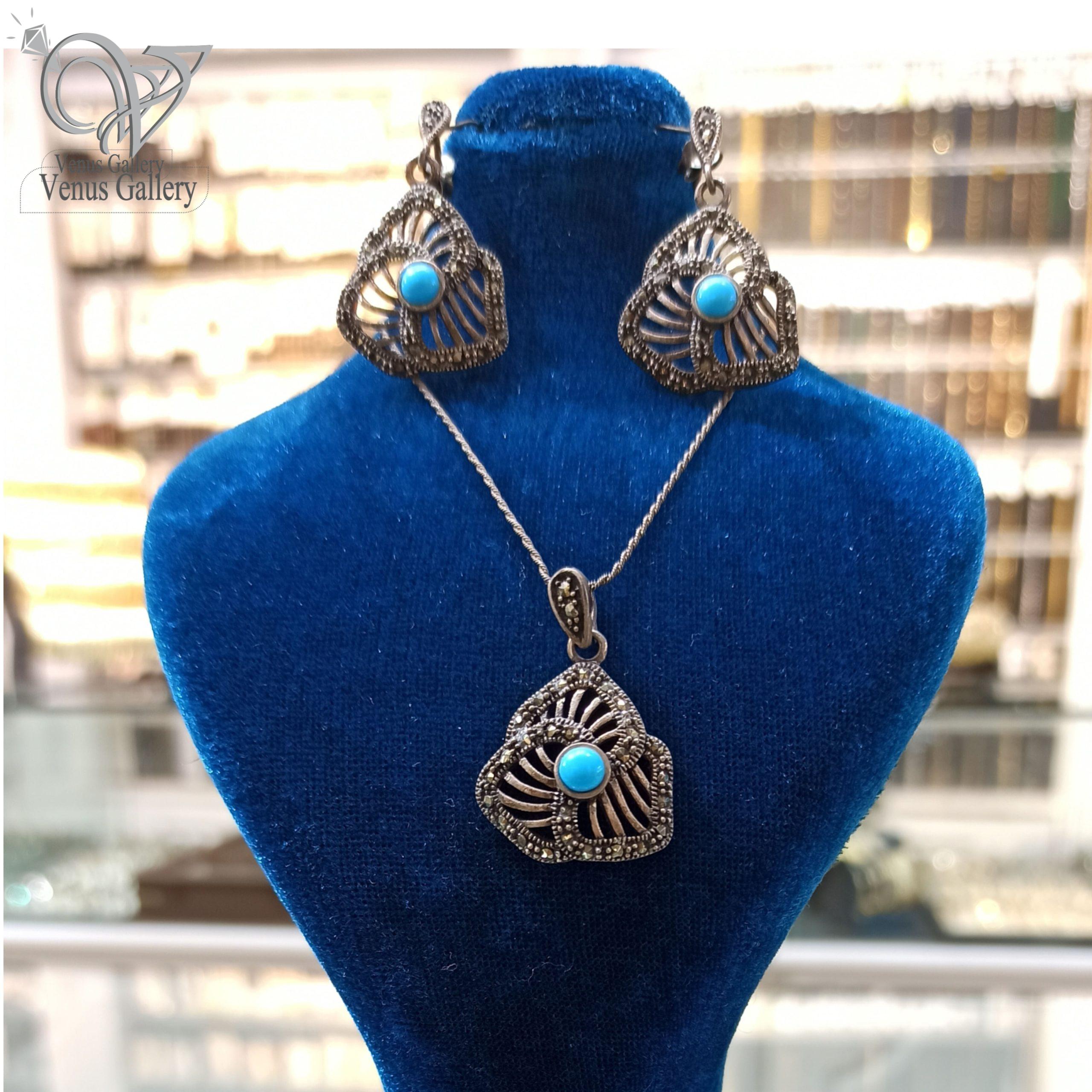 InShot_۲۰۲۴۰۷۰۶_۱۷۵۱۱۵۹۹۸-min-scaled-1.jpg نیم ست نقره نگین مارکازیت سیاه قلم سنگ فیروزه طرح گل کد 4193 - Image 1