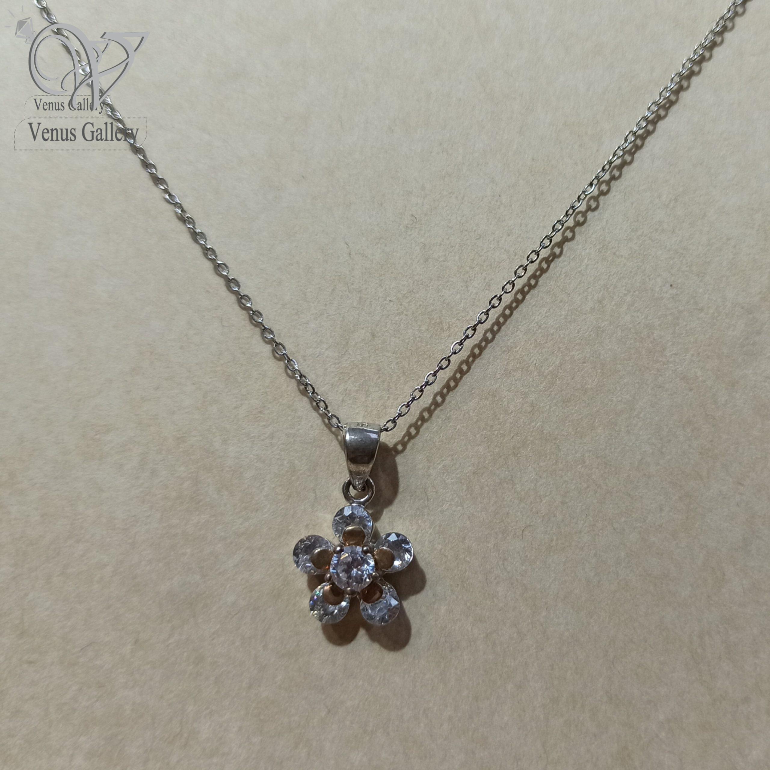 InShot_۲۰۲۴۰۷۰۶_۱۷۴۶۰۱۹۳۶-min-scaled-1.jpg مدال نقره دخترانه طرح گل کد 4184 - Image 1