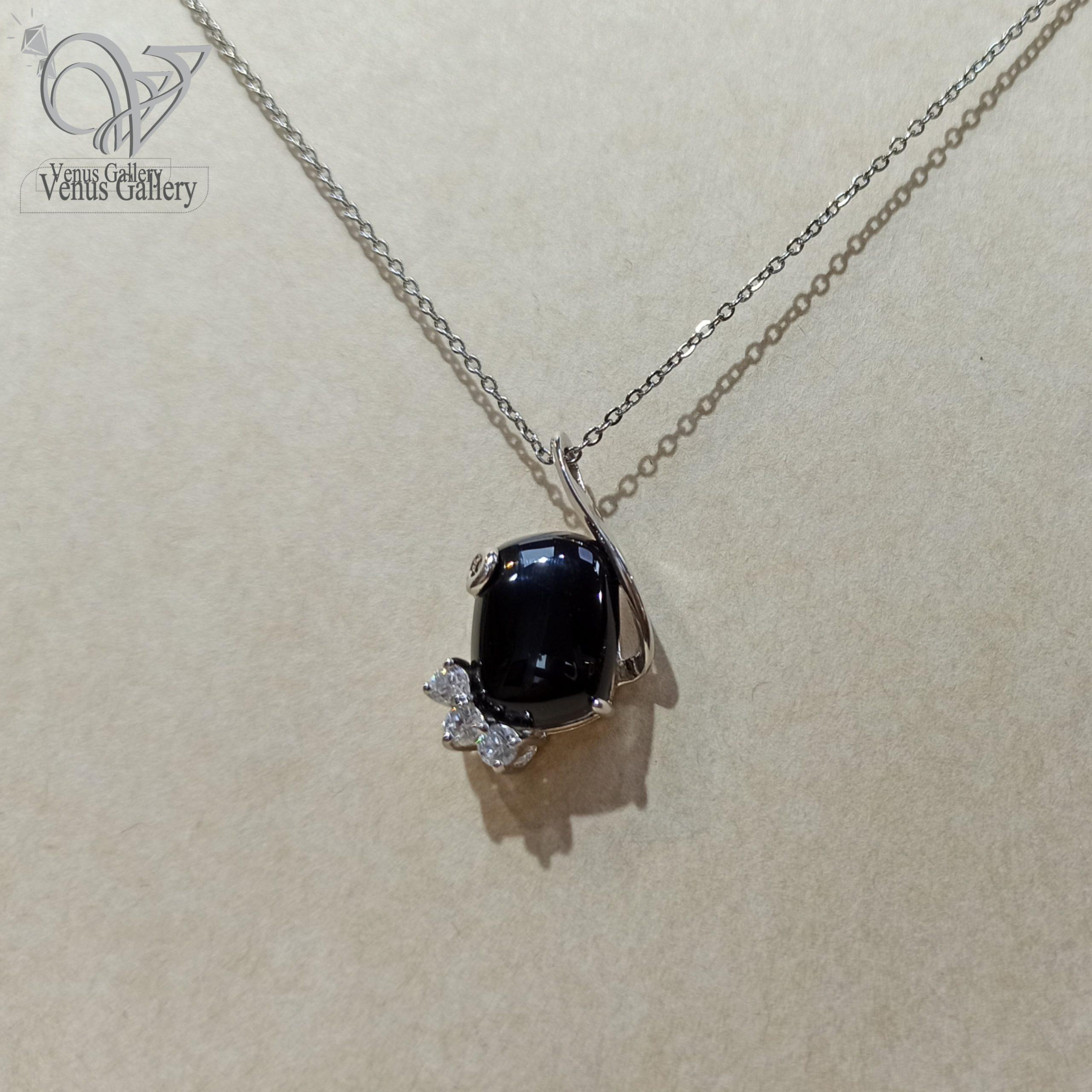 InShot_۲۰۲۴۰۷۰۶_۱۷۴۲۴۵۹۲۵-min-scaled-1.jpg مدال نقره زنانه سنگ اونیکس مشکی ظریف و مینیمال کد 4168 - Image 1