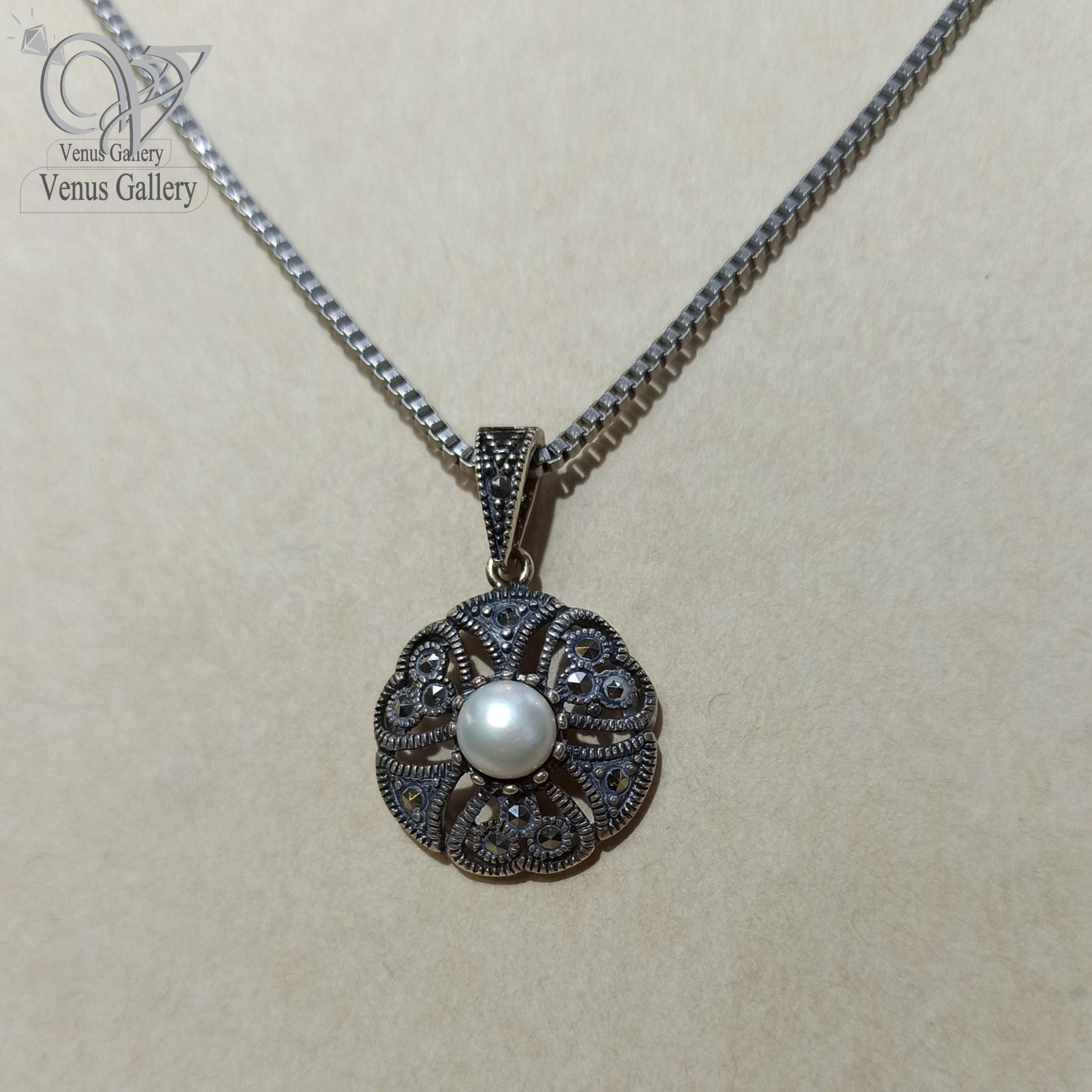 InShot_۲۰۲۴۰۷۰۶_۱۷۳۱۱۸۴۲۶-min-scaled-1.jpg مدال نقره طرح گل و مروارید سیاه قلم با نگین مارکازیت - Image 1